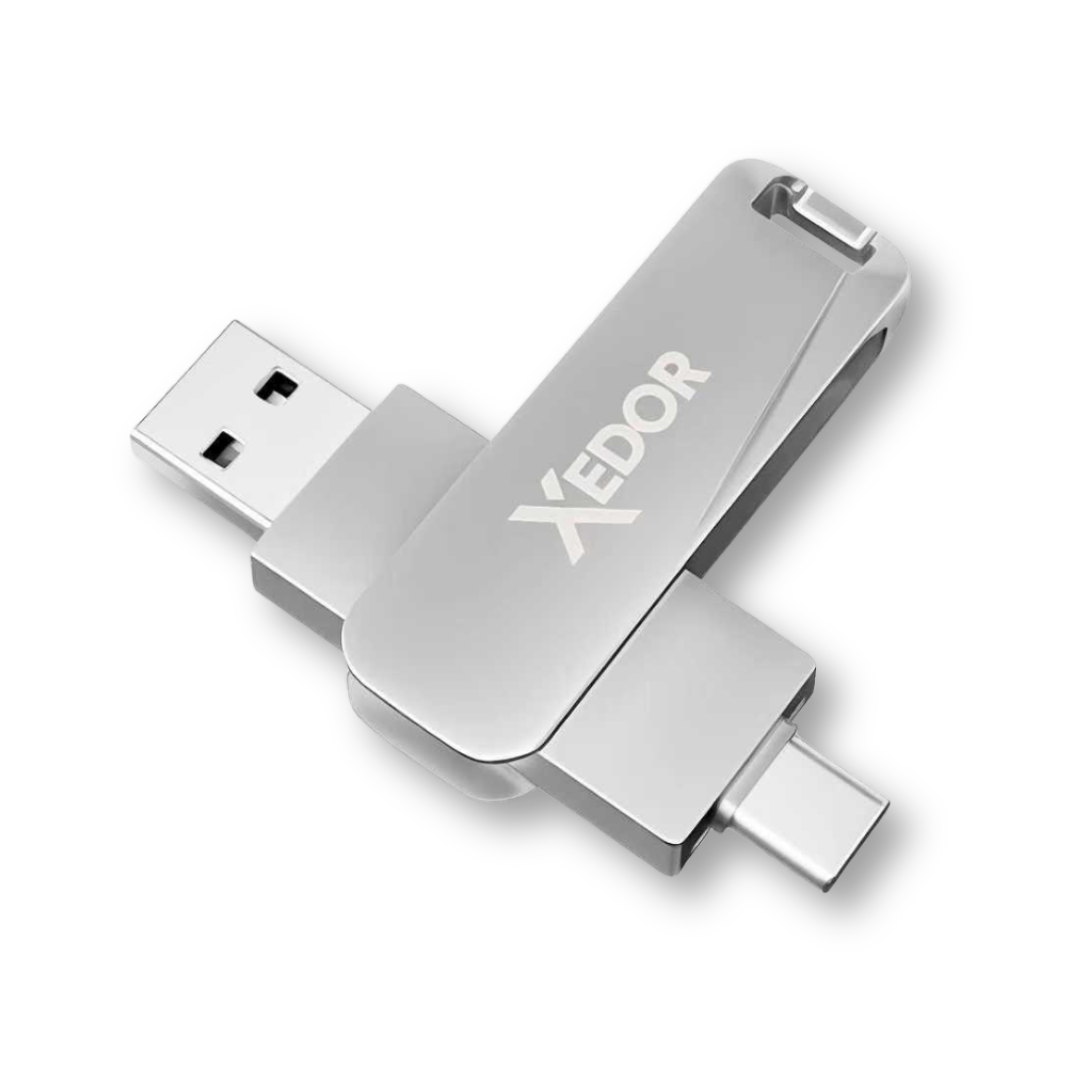 Srebrny pendrive XEDOR z złączami USB-A i USB-C na czarnym tle.