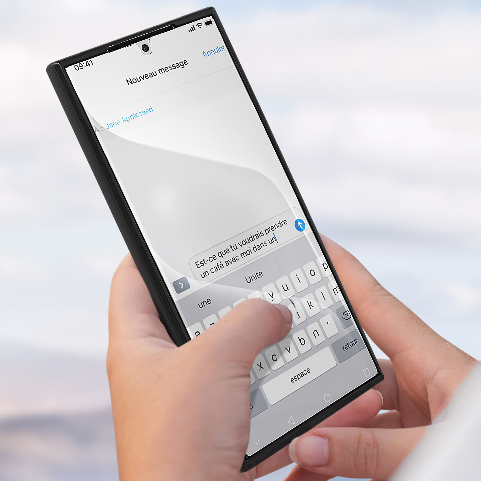 Una persona sta inviando messaggi su uno smartphone nero. Lo schermo mostra un messaggio in francese e una tastiera.