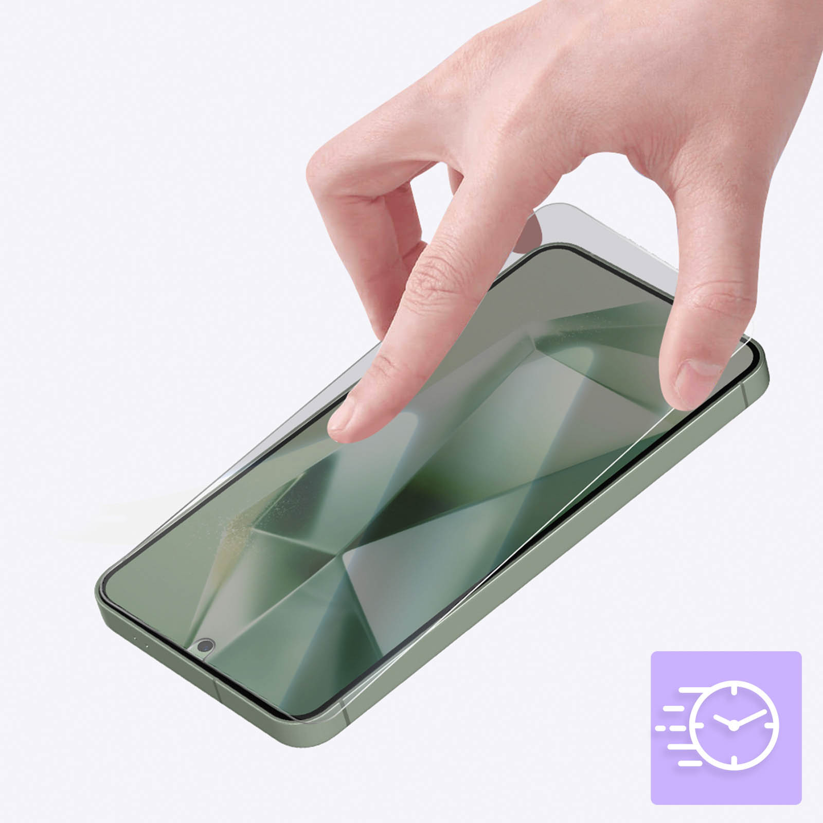 Una mano applica una protezione per lo schermo su un telefono verde. Lo sfondo è chiaro. Un'icona del tempo è nell'angolo.
