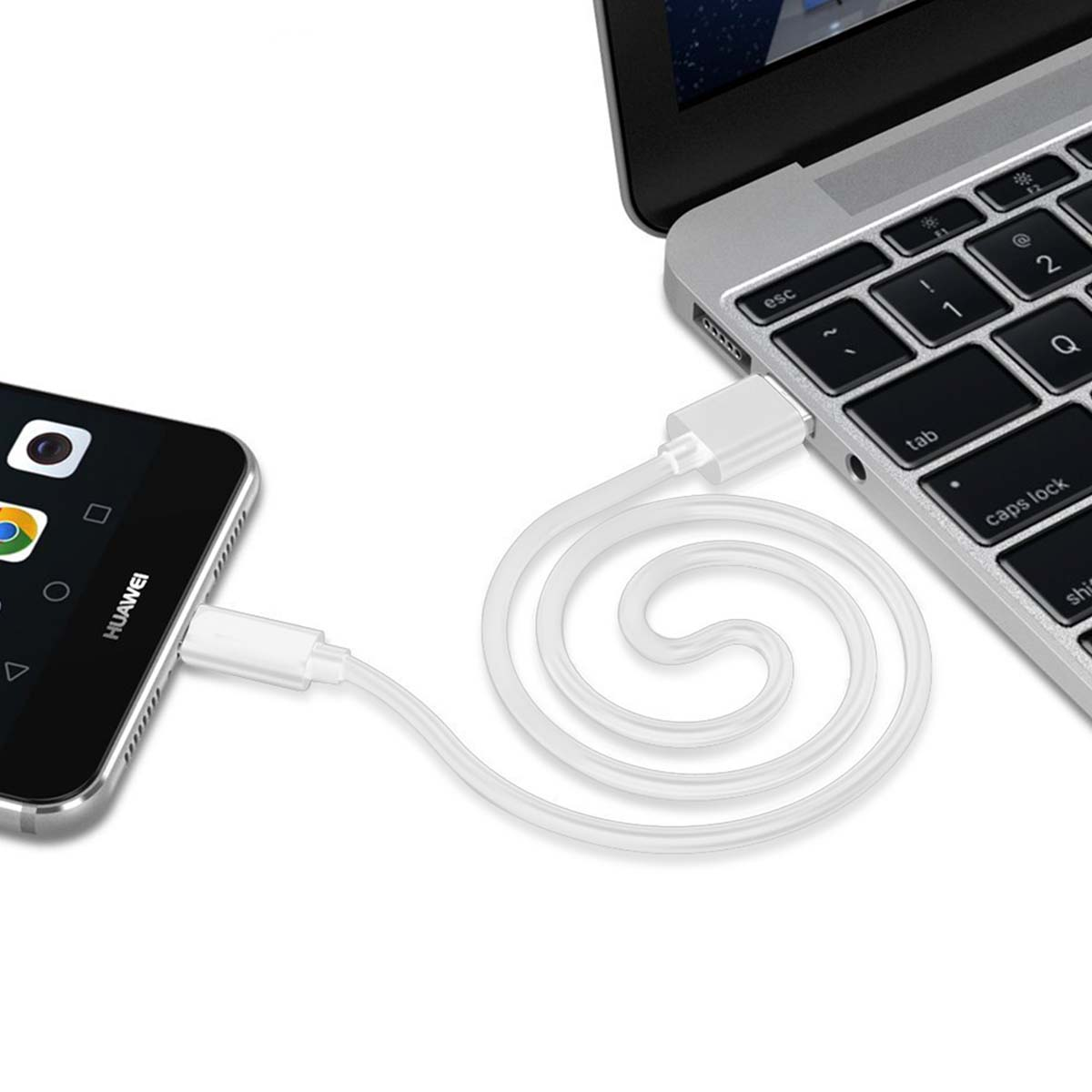 Un cable de carga blanco conecta un teléfono Huawei a una computadora portátil. El cable está enrollado. El teclado de la computadora portátil y el teléfono son visibles.