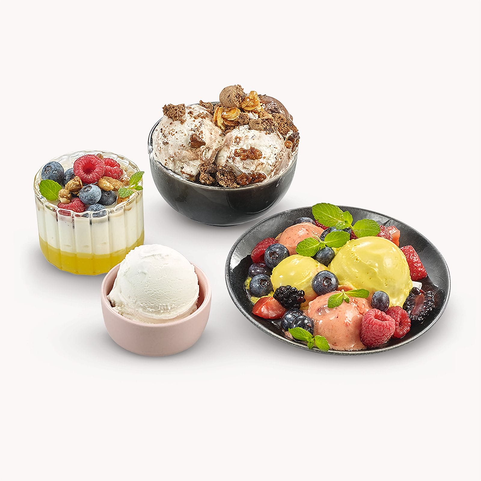 Różne desery lodowe: gałki, parfaity i talerze z jagodami i dekoracją miętową, wszystko na białym tle.