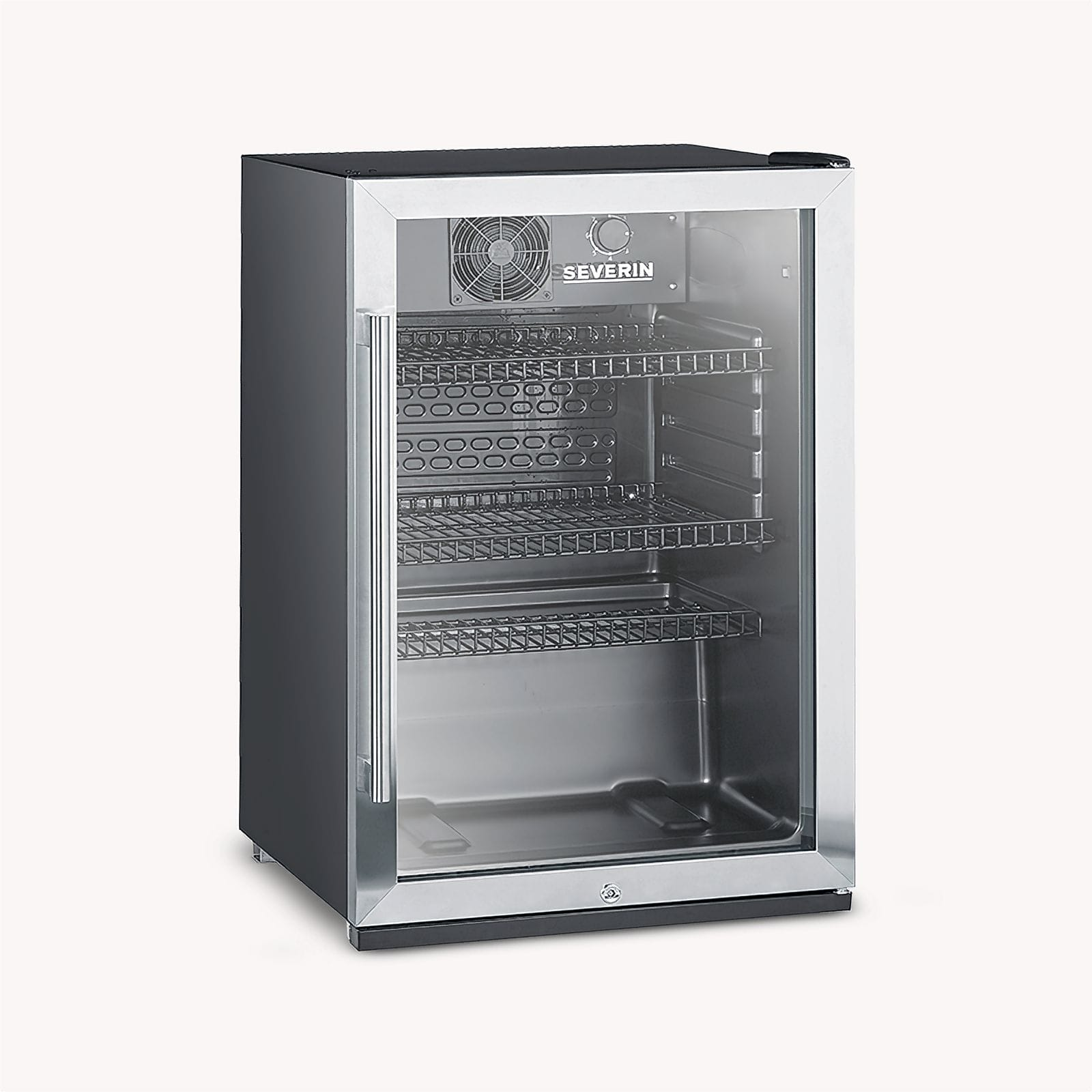 Un pequeño refrigerador Severin plateado y negro con puerta de vidrio, tres estantes y un ventilador. Está sobre un fondo blanco.