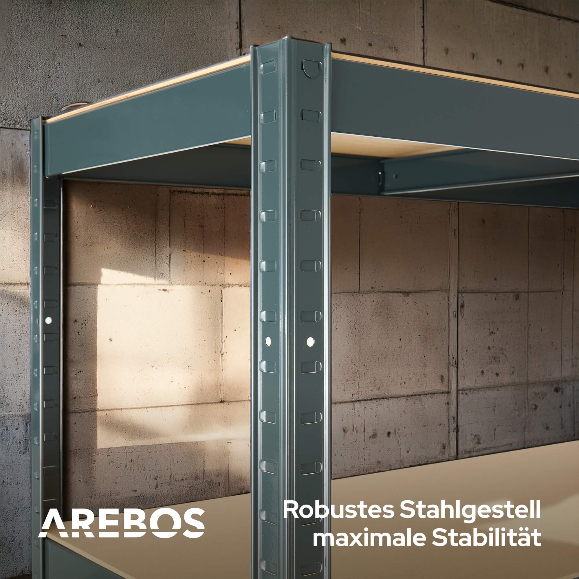 Metallregal mit Stahlrahmen. Betonwand im Hintergrund. Text: Robustes Stahlgestell maximale Stabilität.