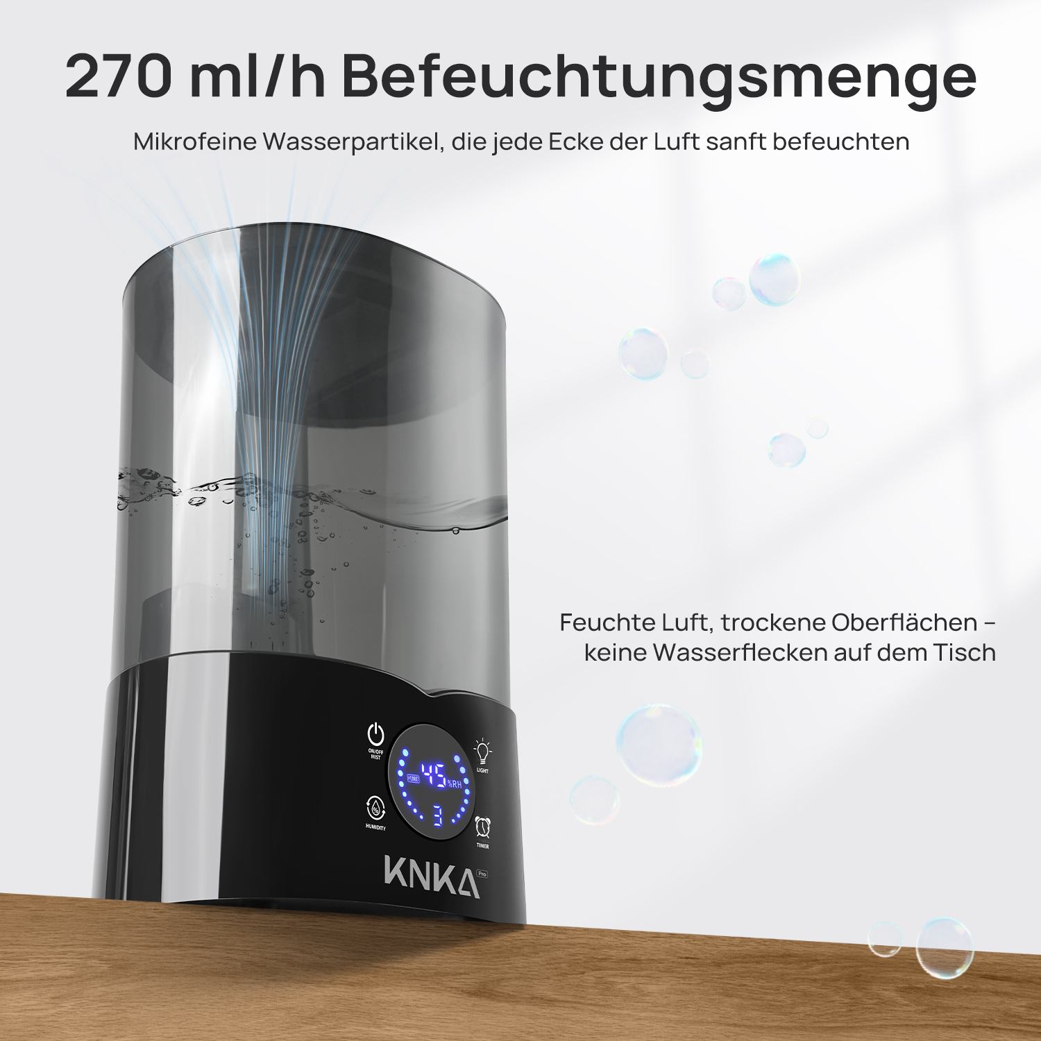 Ein Luftbefeuchter mit schwarzer Basis und transparentem Wassertank. Er hat eine Digitalanzeige und Wasserdampf. Blasen im Hintergrund.