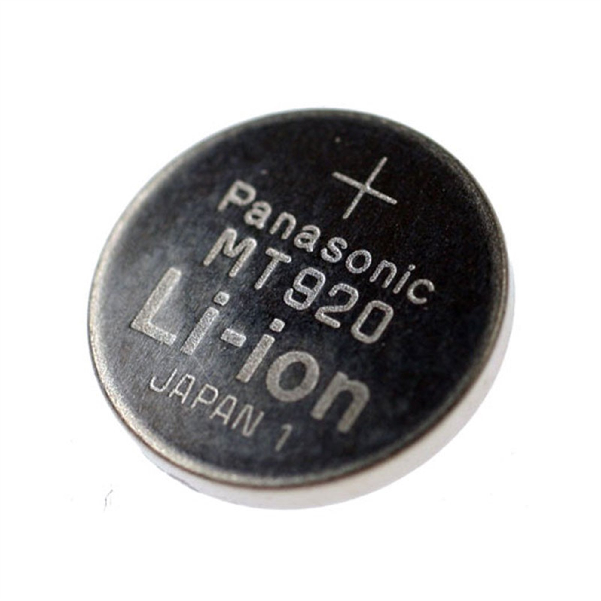 Eine Panasonic MT920 Li-Ionen-Batterie, hergestellt in Japan, wird auf weißem Hintergrund gezeigt. Die Batterie ist rund und metallgrau.