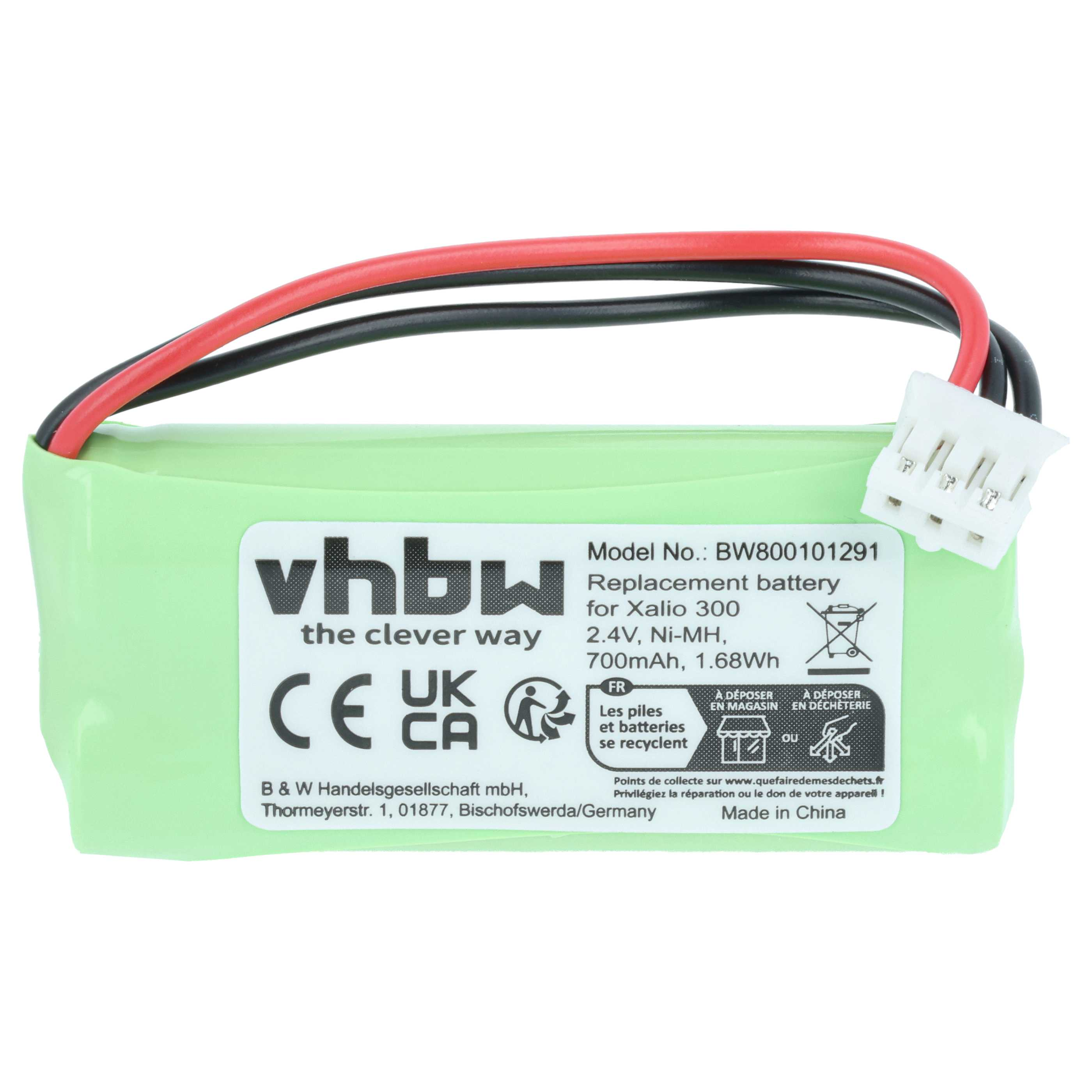 Eine grüne Batterie mit schwarzen und roten Drähten. Sie hat einen weißen Stecker und ein Etikett.