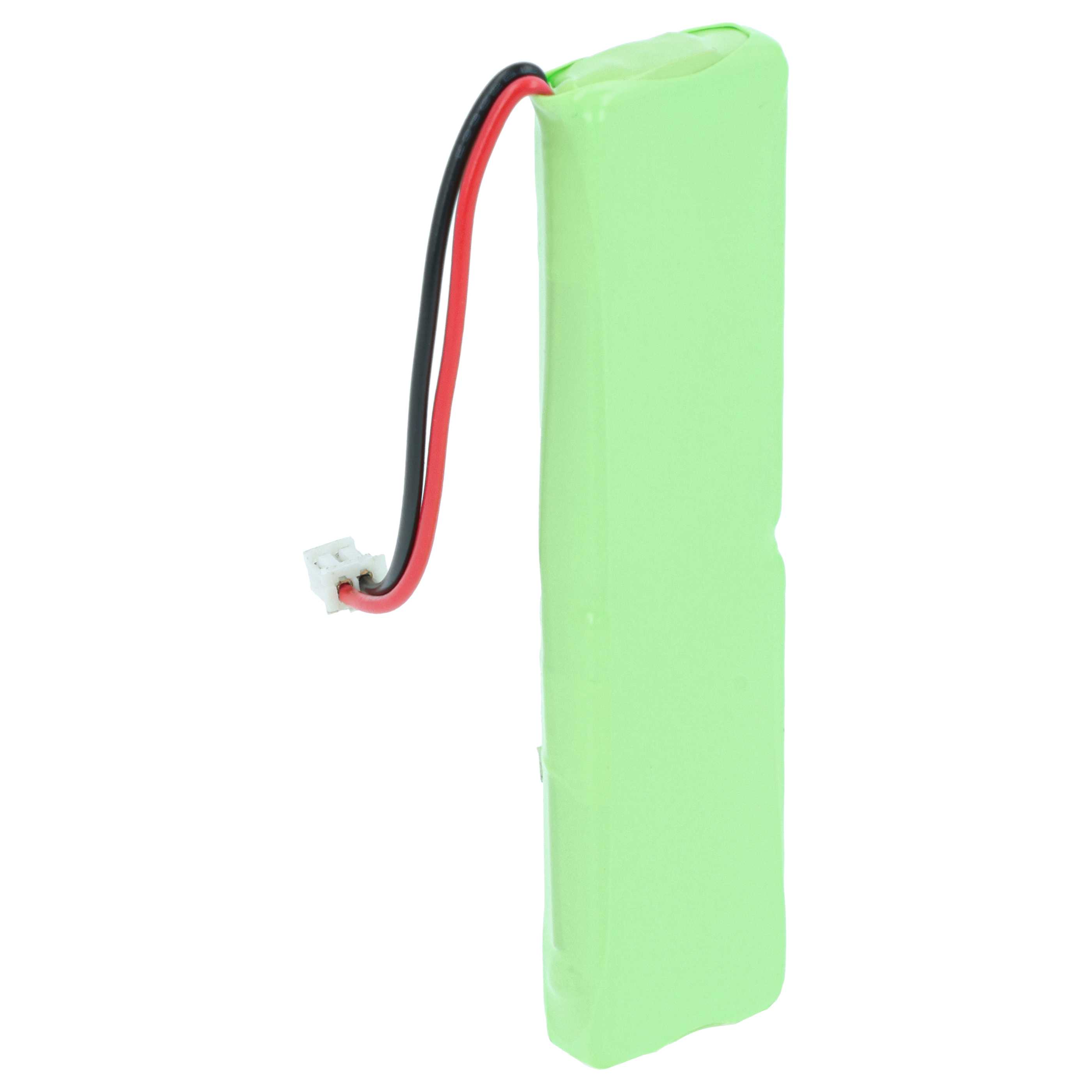 Ein grüner Akku mit roten und schwarzen Drähten und einem weißen Stecker. Weißer Hintergrund.