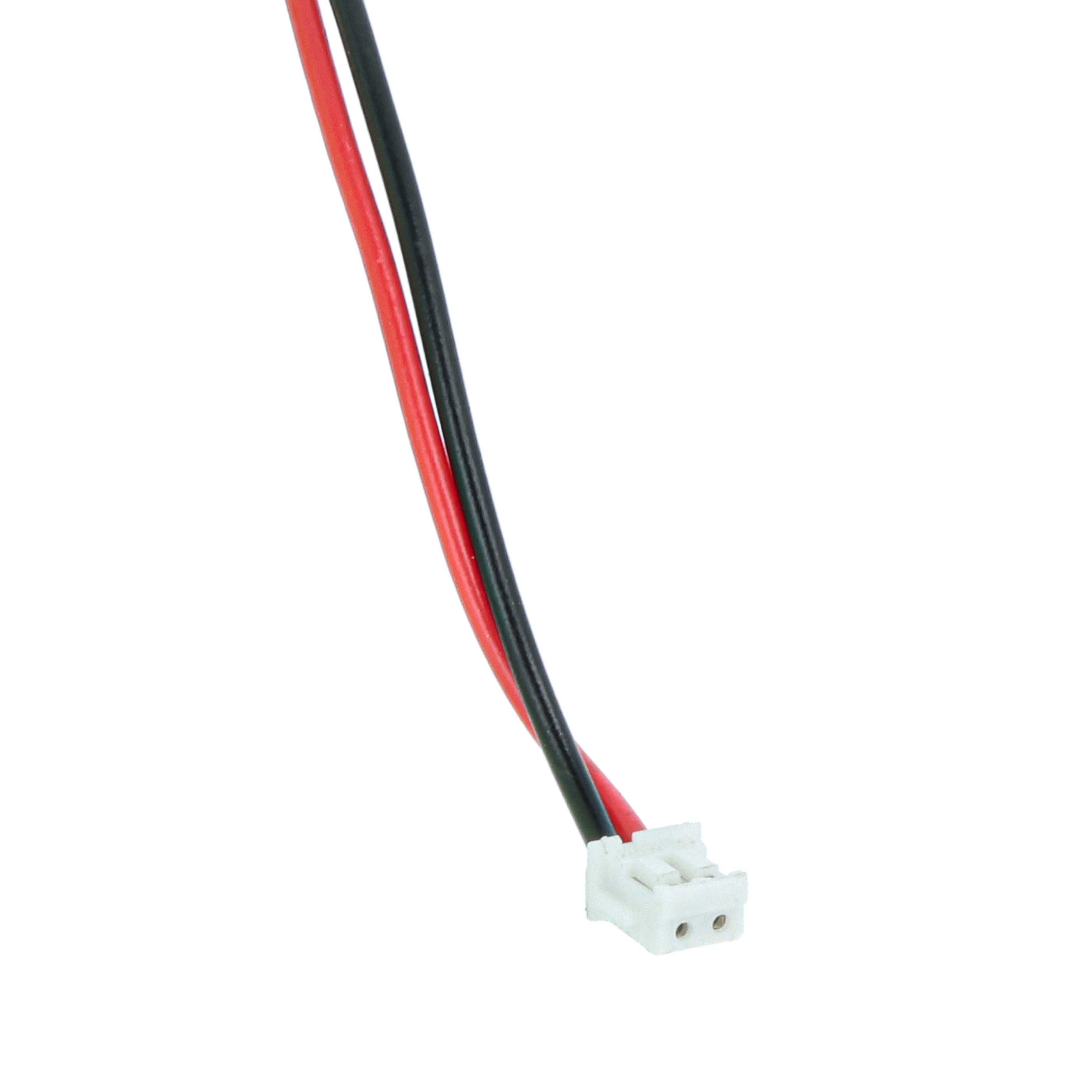 Das Bild zeigt rote und schwarze Drähte, die mit einem weißen Stecker auf weißem Hintergrund verbunden sind.