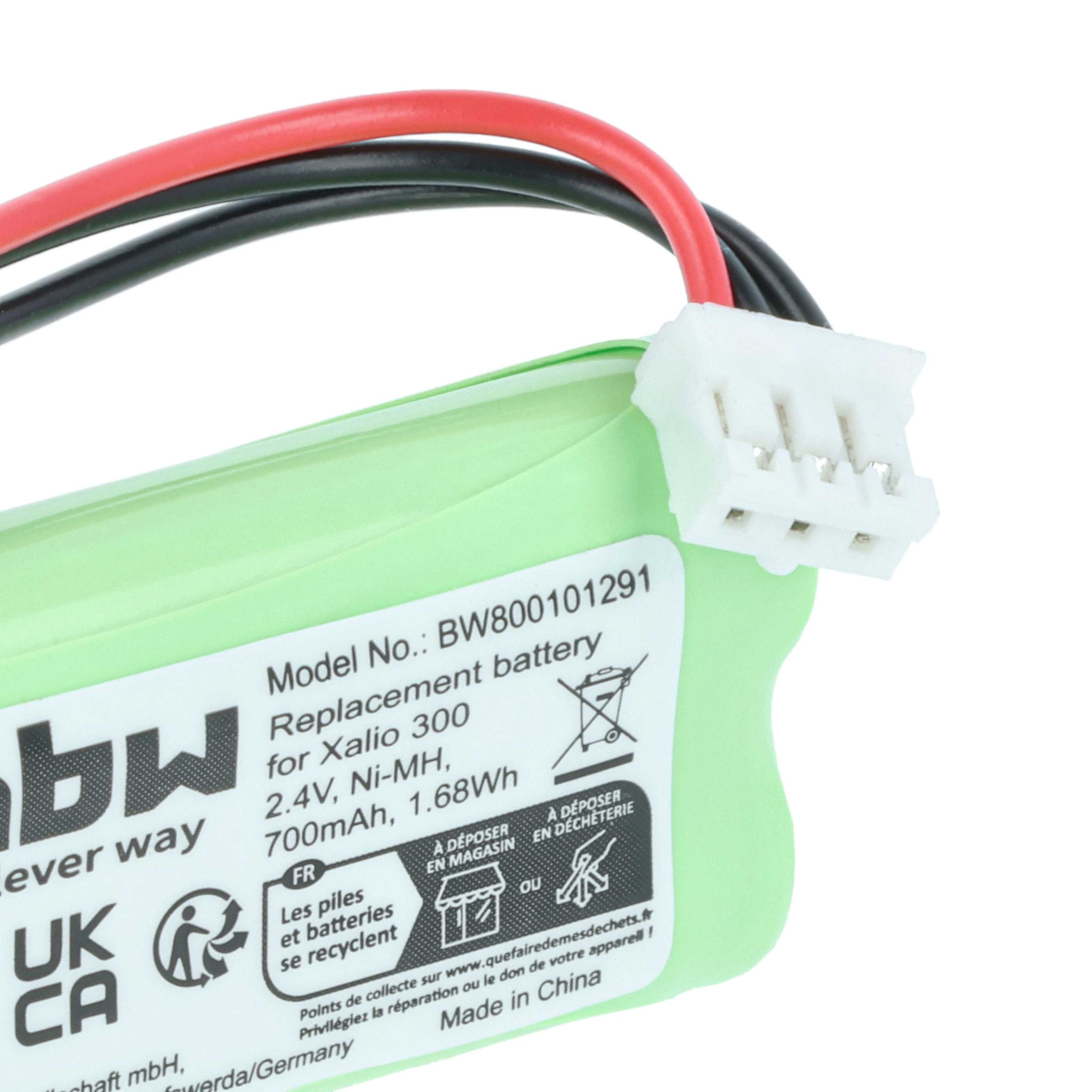 Eine grüne Batterie mit weißem Stecker, schwarzen und roten Drähten. Text auf dem Etikett enthält Batteriespezifikationen und Recycling-Infos.