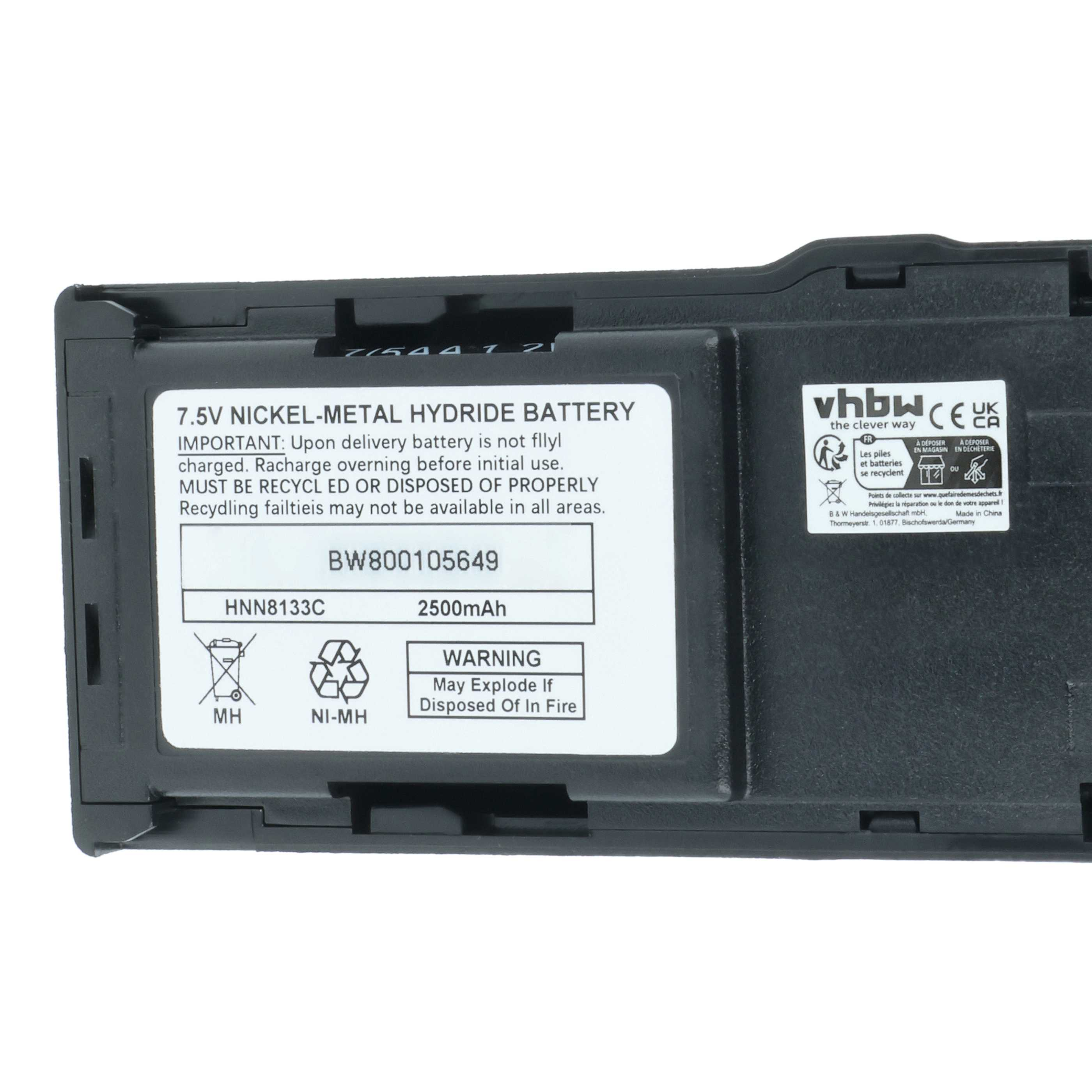 Ein schwarzer Akku mit weißen Etiketten. Warnhinweise werden angezeigt. Der Akku ist 7,5 V Nickel-Metallhydrid.
