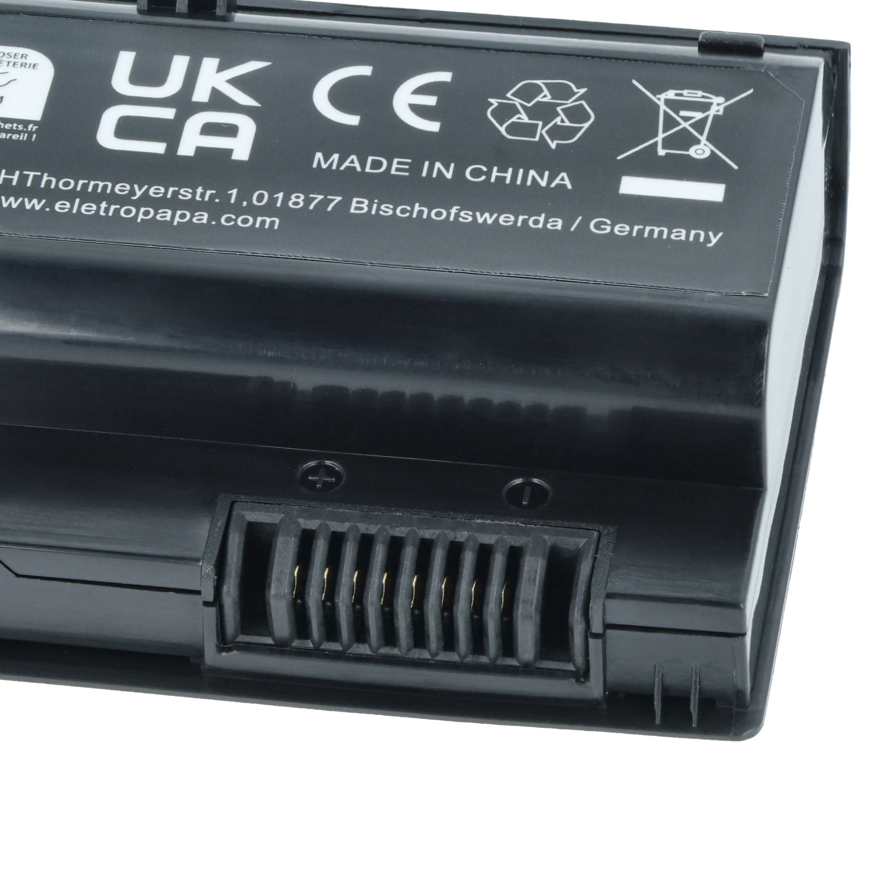 Schwarzer Laptop-Akku mit weißem Text: UK CA, CE, Made in China. Anschluss unten.