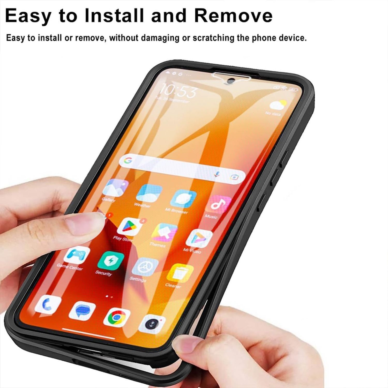 Eine Hand hält eine schwarze Handyhülle mit dem Telefon darin. Der Bildschirm zeigt Apps, der Hintergrund ist orange.