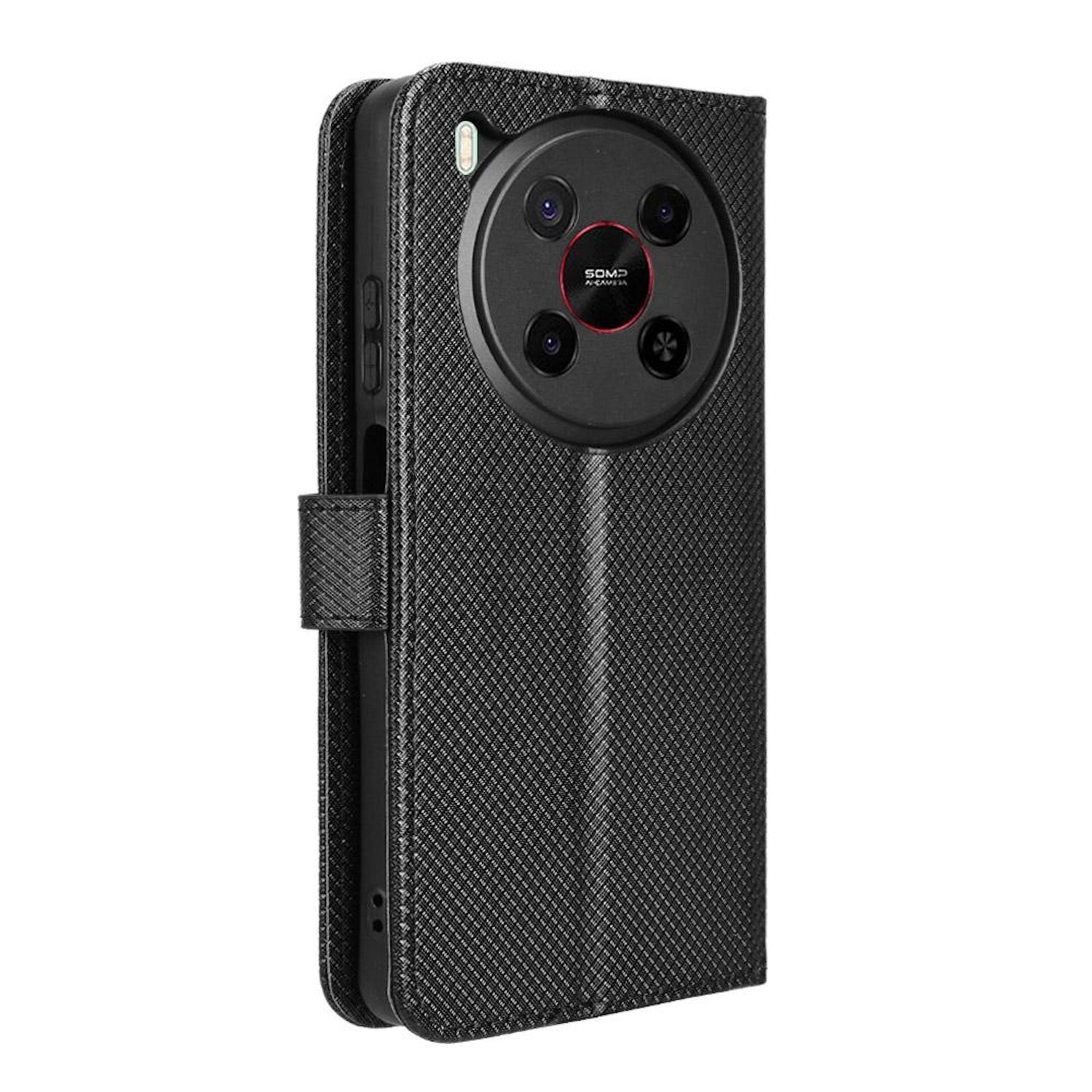 Funda de teléfono negra con superficie texturizada. Cuenta con un módulo de cámara redondo con la palabra 'SOMP' y un teléfono.