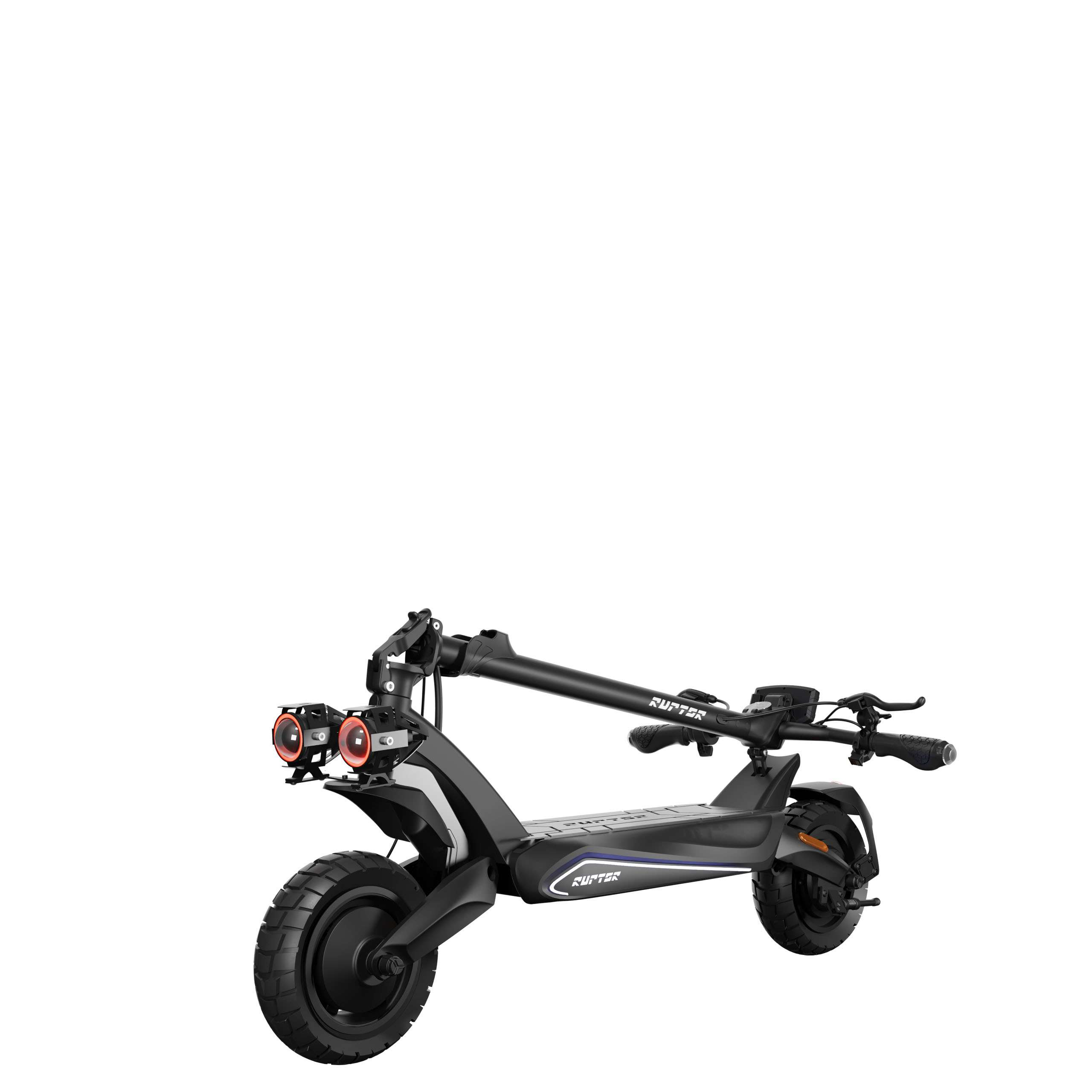 Czarna hulajnoga elektryczna na białym tle. Posiada reflektory, kierownicę i duże opony.