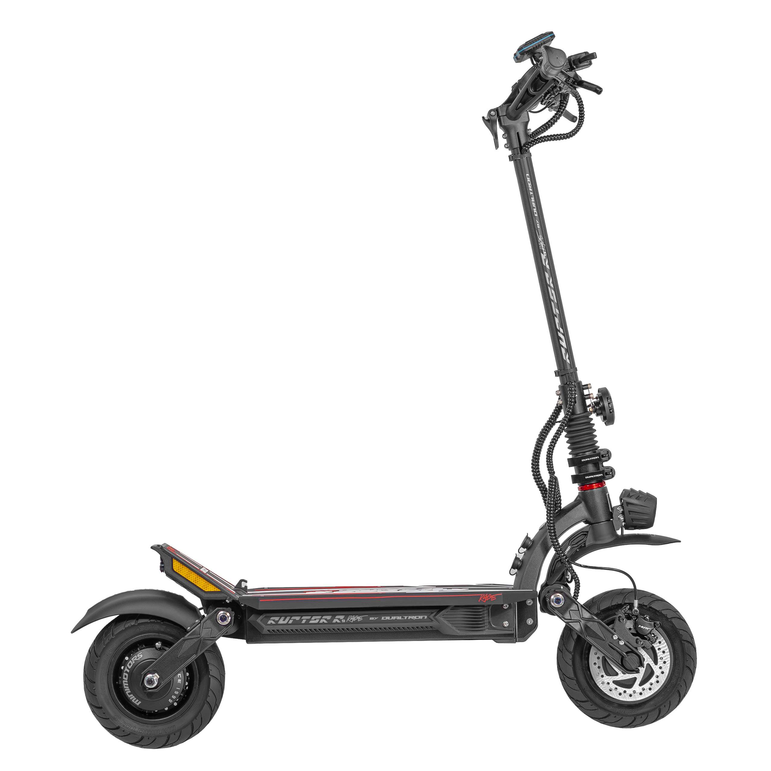 Czarna hulajnoga elektryczna z wysoką kierownicą. Ma dwa koła, czarną ramę i czerwone akcenty, na białym tle.