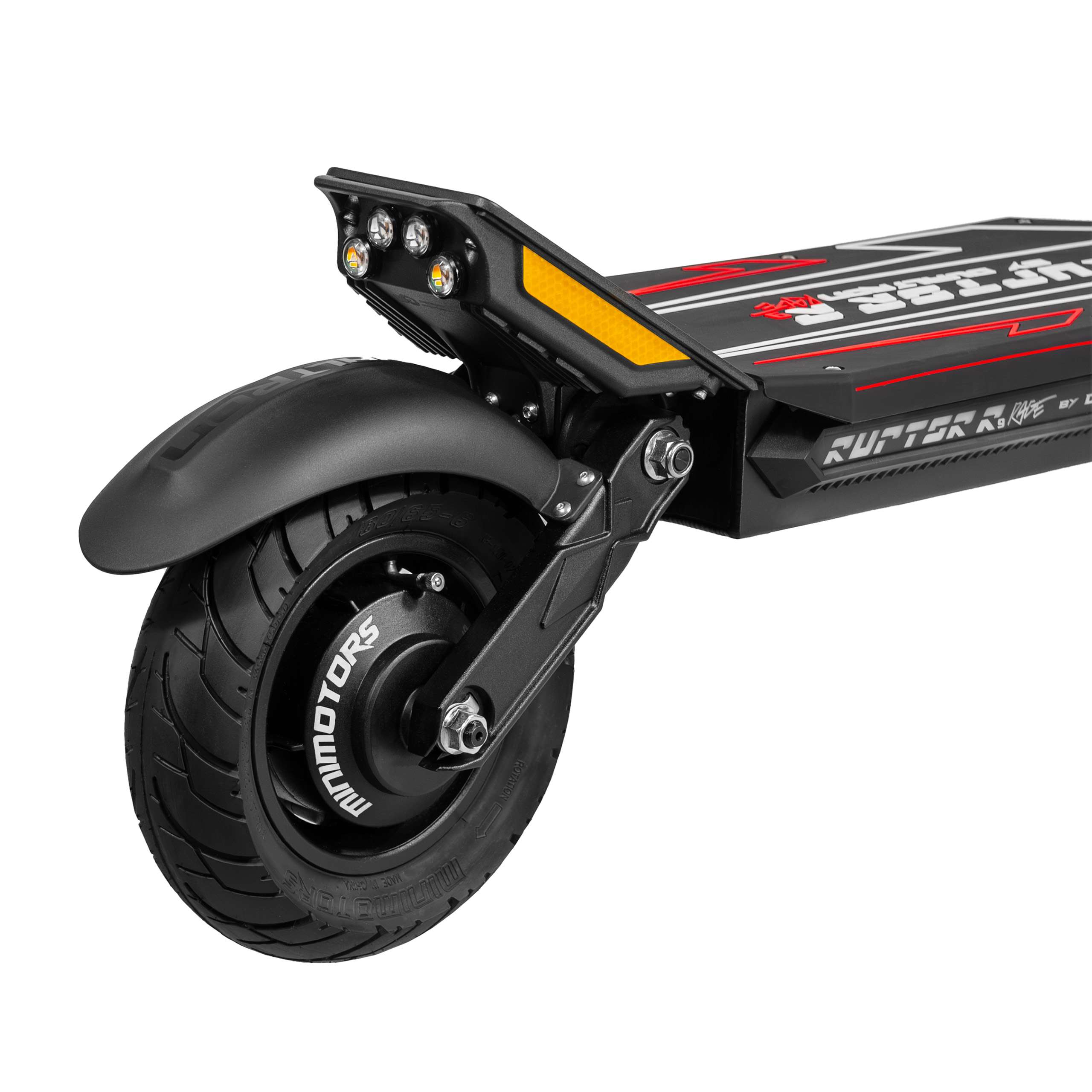 Zbliżenie na hulajnogę elektryczną. Czarna opona, błotnik i pokład z czerwonymi akcentami. Obecne światła i odblask.