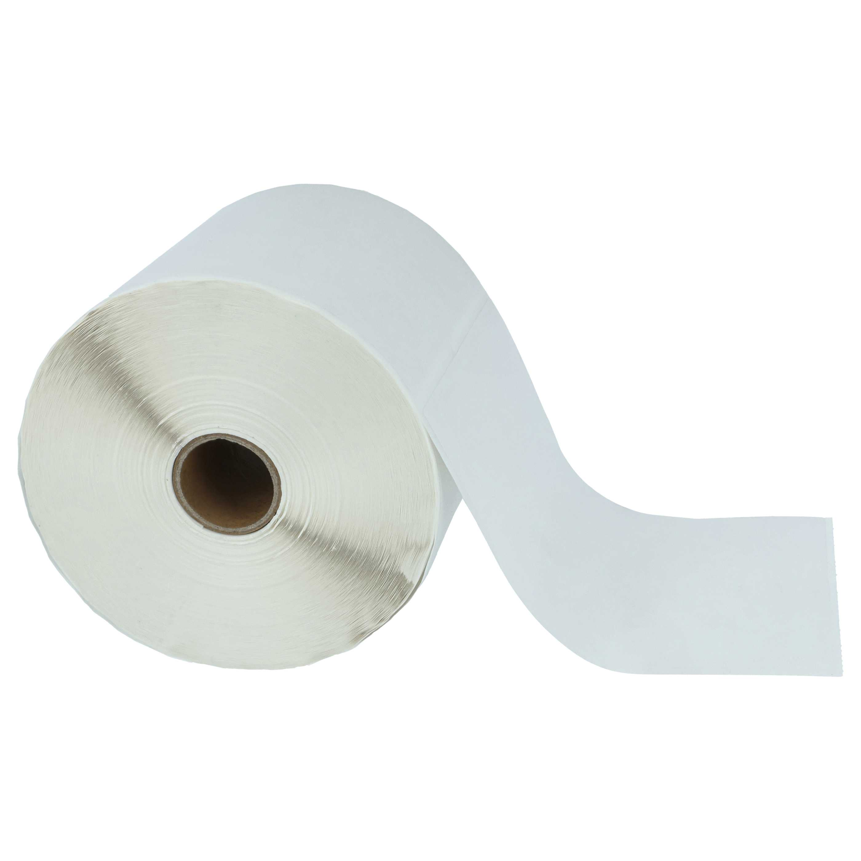Eine Rolle weißer Etiketten mit einem Papierkern, wobei ein Etikett abgewickelt wird. Isoliert auf weißem Hintergrund.