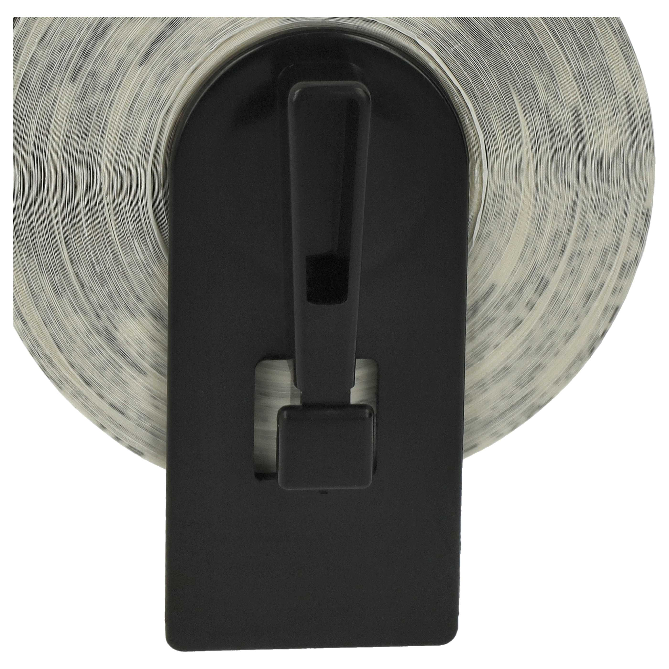 Eine Papierrolle mit schwarzem Griff und Rahmen. Das Papier ist aufgerollt und hat eine helle Farbe.