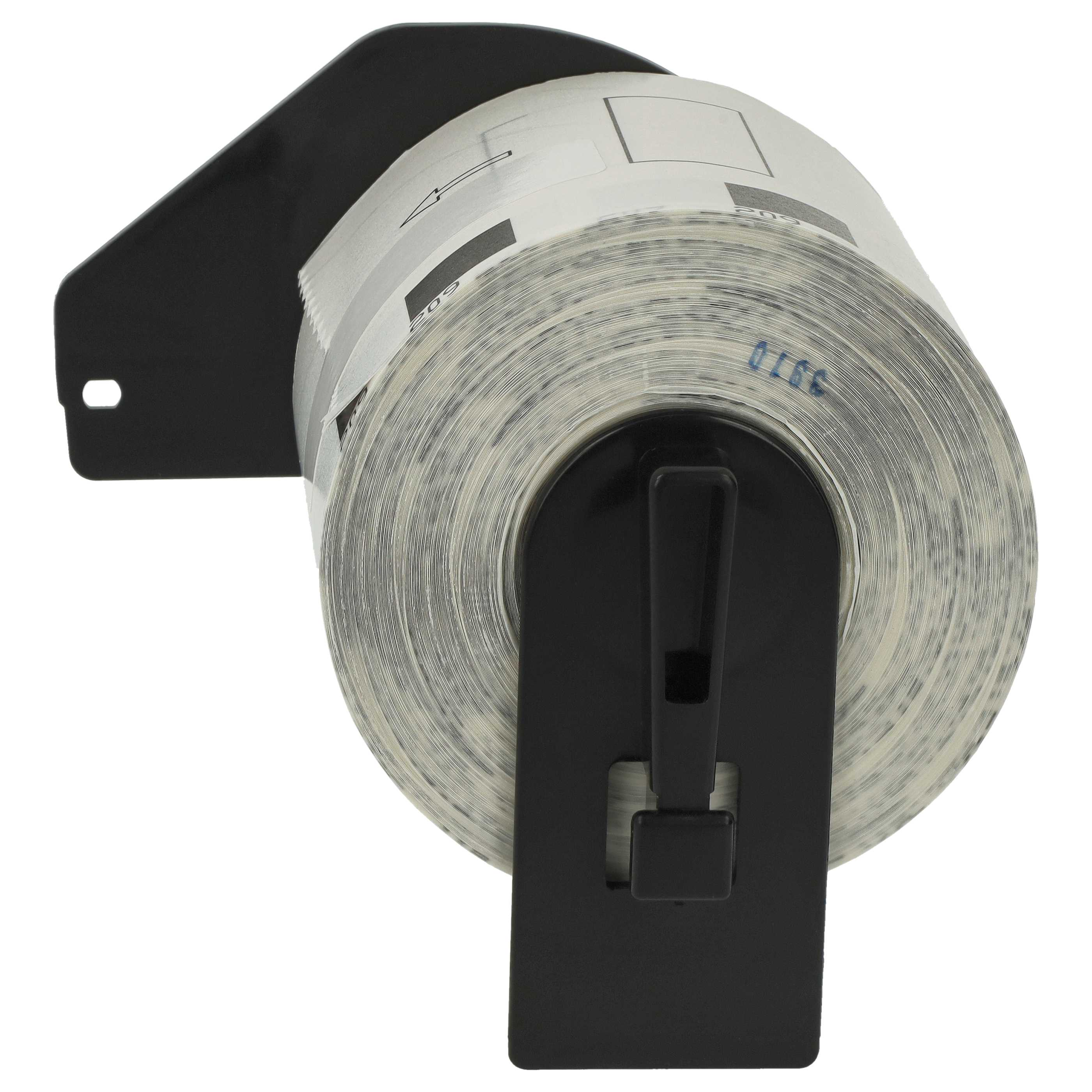 Eine Rolle Etiketten in einem schwarzen Halter. Die Etiketten sind weiß mit schwarzem Druck. Der Halter ist auf weißem Hintergrund.
