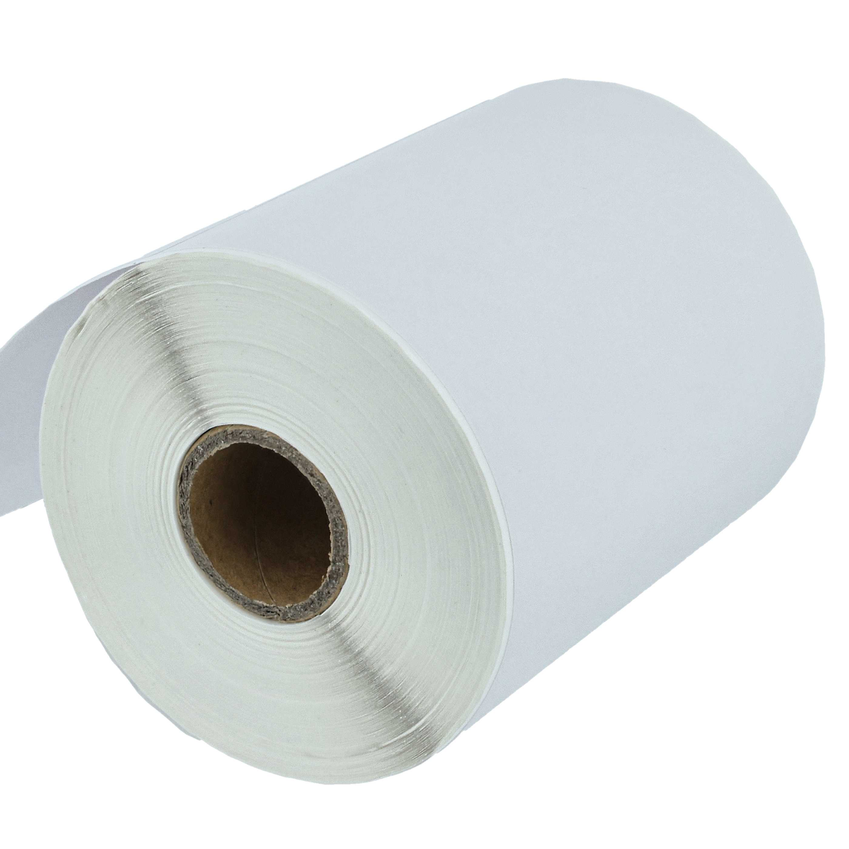 Eine Rolle weißes Papier liegt auf einer weißen Oberfläche. Das Papier ist mit einem braunen Pappkern gerollt.