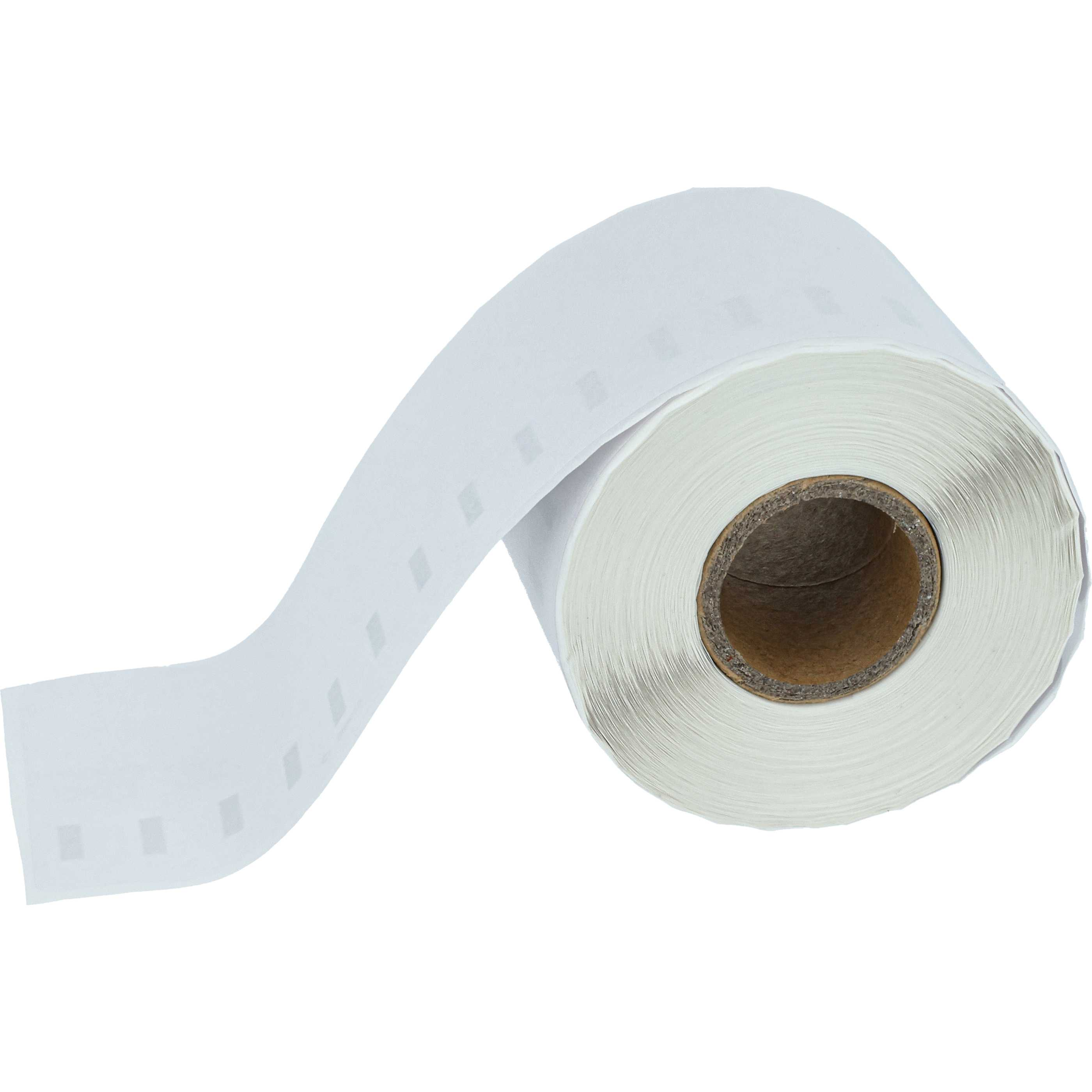 Eine Rolle weißes Etikettenpapier, das sich abwickelt. Einige Etiketten haben kleine graue Quadrate. Der Hintergrund ist weiß.