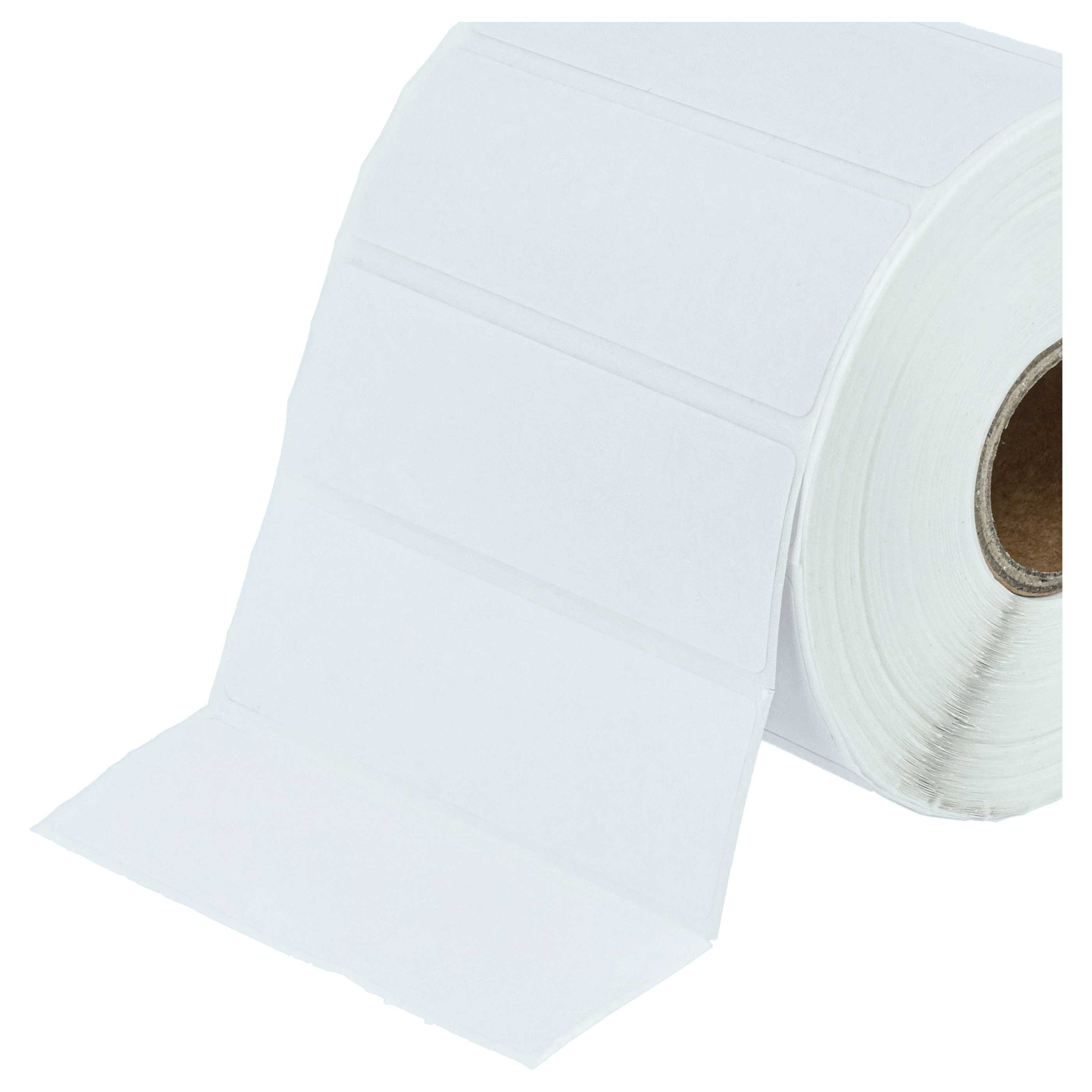 Eine Rolle weißer Klebeetiketten, die teilweise abgerollt sind. Die Etiketten sind rechteckig und auf weißem Hintergrund.