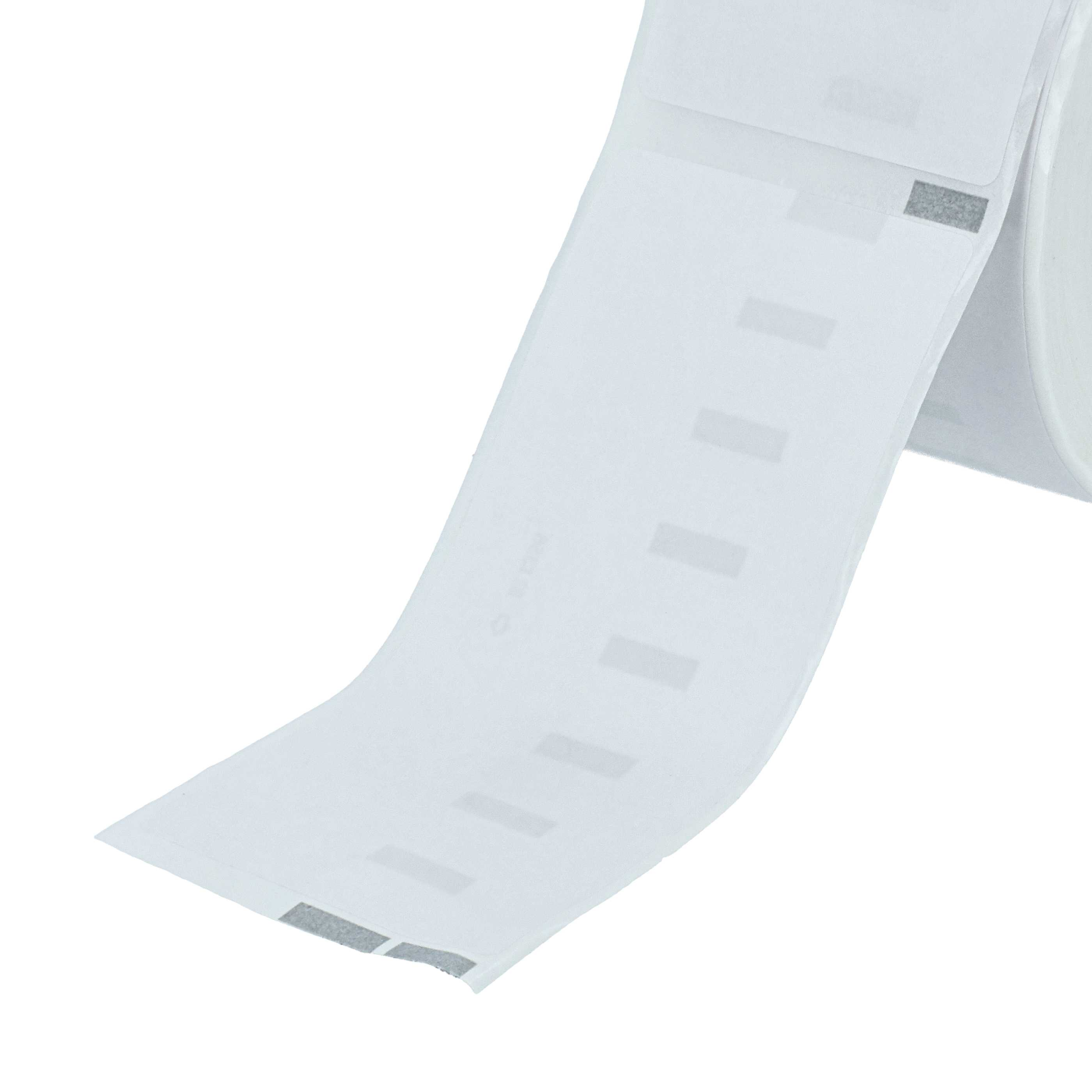 Eine Rolle weißes Papier mit grauen Klebestreifen. Das Papier wird abgerollt und zeigt rechteckige Perforationen.
