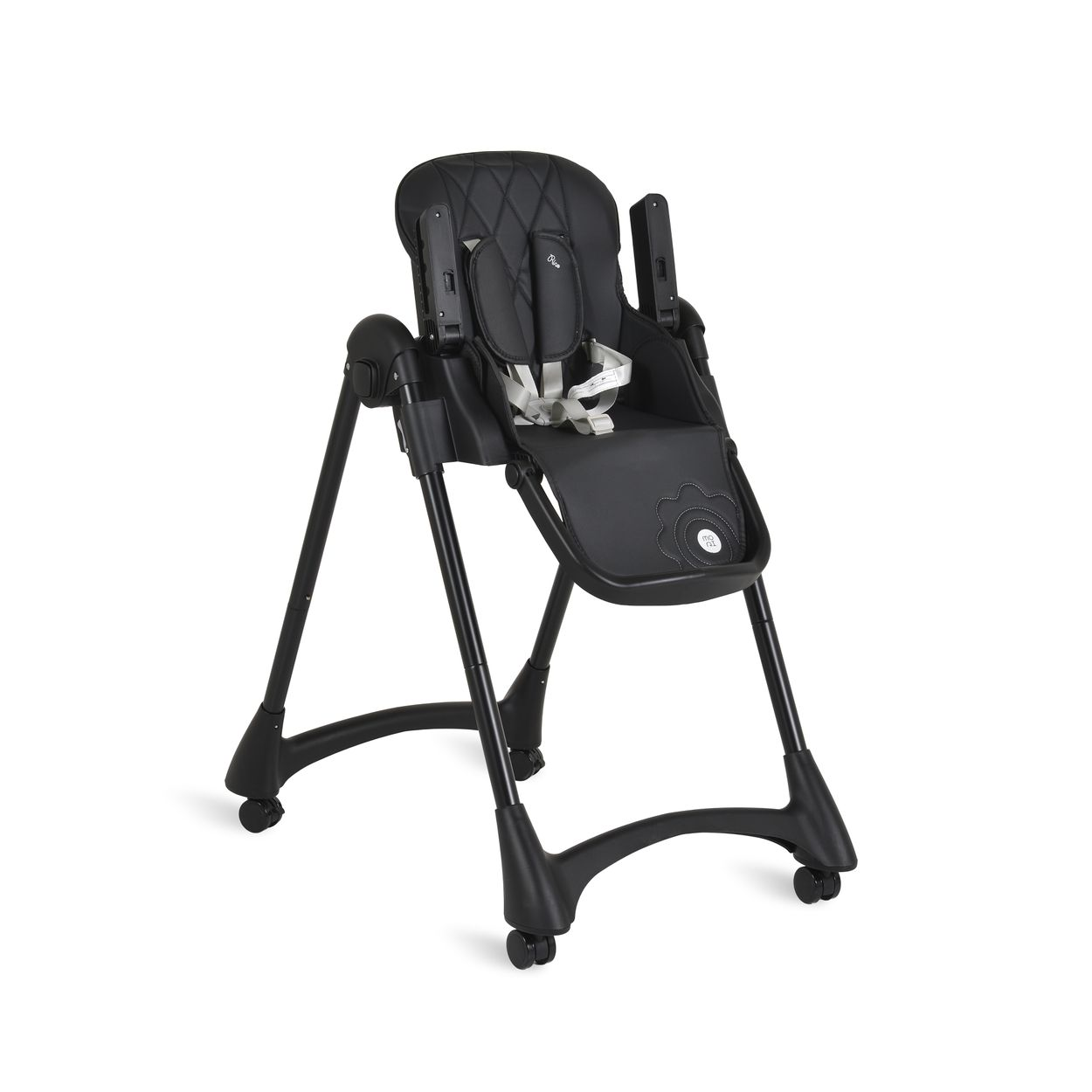 Ein schwarzer Babyhochstuhl auf weißem Hintergrund. Er hat ein Tablett, Sicherheitsgurte und Räder. Es sieht sauber und neu aus.