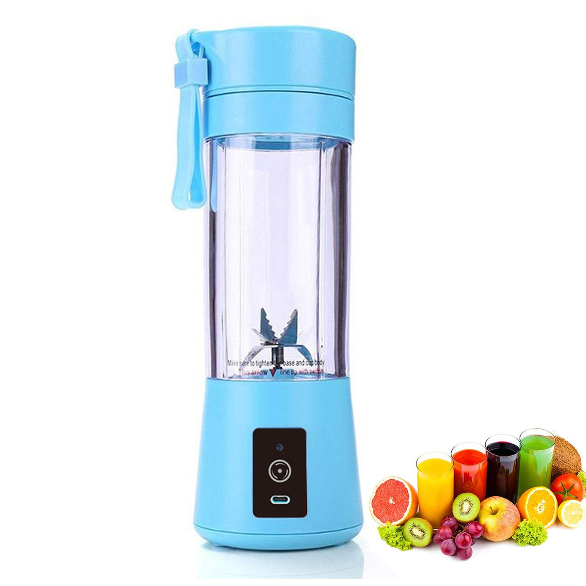 Ein blauer tragbarer Mixer mit Früchten und Säften. Der Mixer hat einen transparenten Behälter und einen Griff. Früchte und Säfte sind rechts.