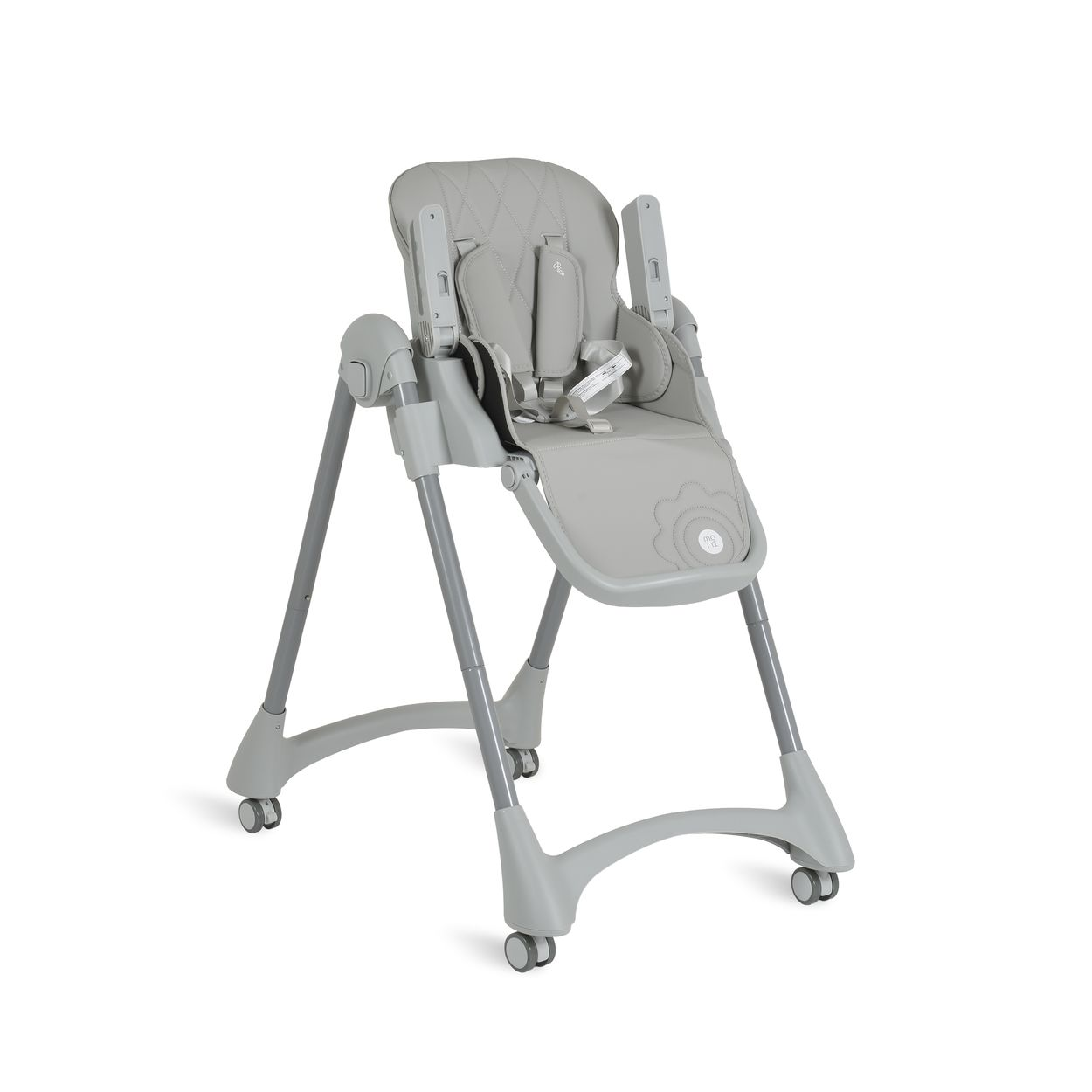 Ein grauer Babyhochstuhl auf weißem Hintergrund. Der Stuhl hat eine gepolsterte Sitzfläche, Sicherheitsgurte und Räder.