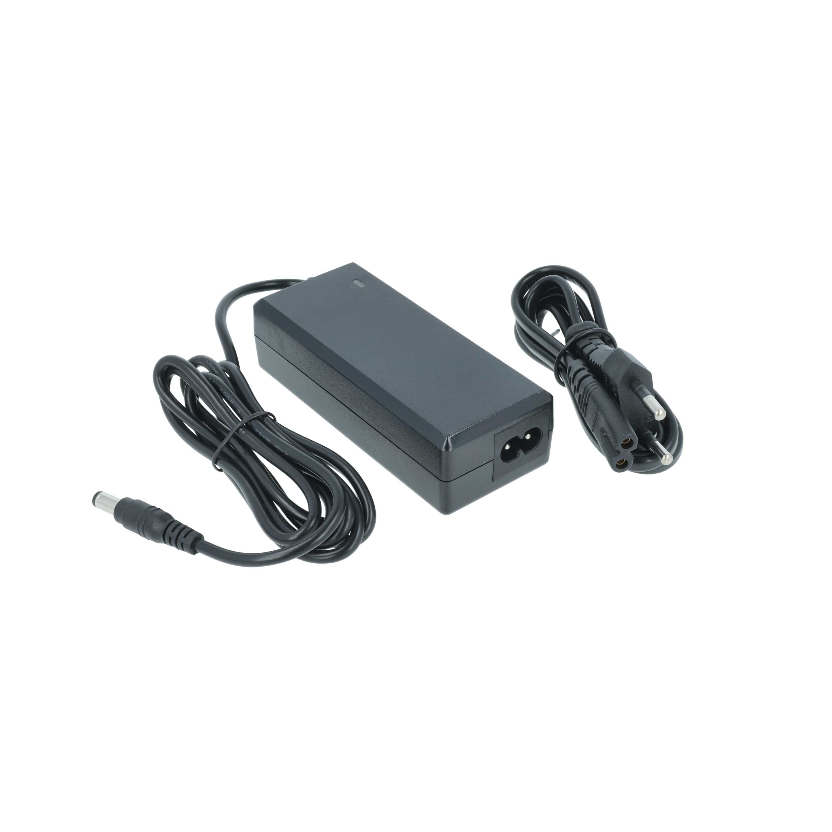 Schwarzes Netzteil mit Kabeln und Stecker. Es befindet sich auf weißem Hintergrund.