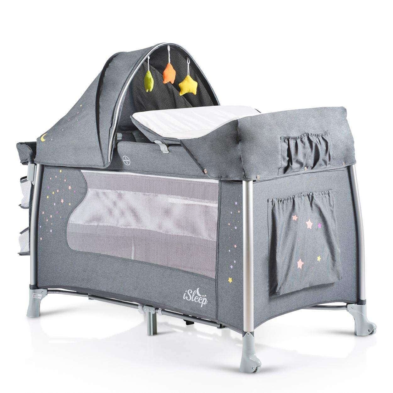 Ein graues Babybett mit Baldachin und Spielzeug. Das Bett hat eine Netzseite und Sternverzierungen. Es steht vor weißem Hintergrund.