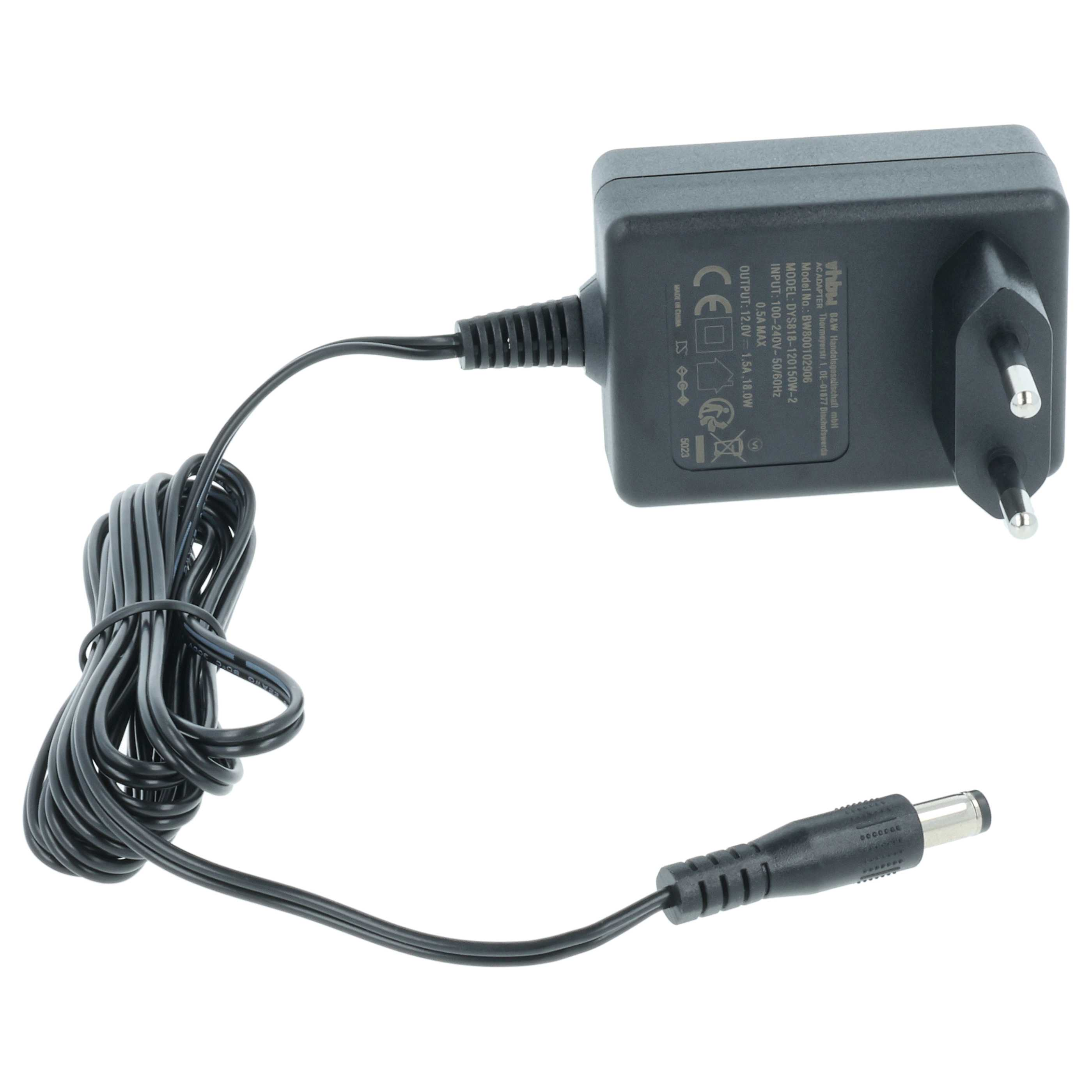 Ein schwarzes Netzteil mit Stecker und Kabel auf weißem Hintergrund.
