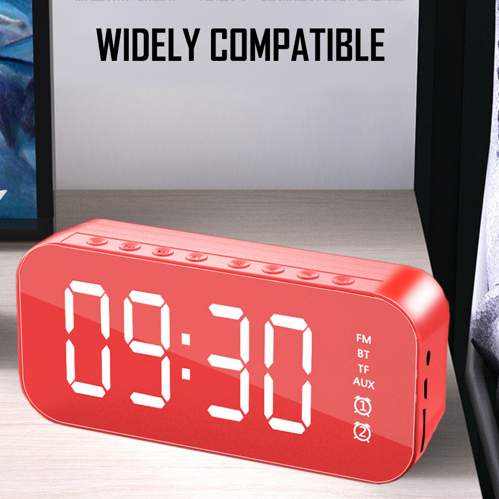 Eine rote Digitaluhr zeigt 09:30 an. Sie steht auf einer Holzoberfläche mit Knöpfen. Der Text lautet 'WIDELY COMPATIBLE' darüber.