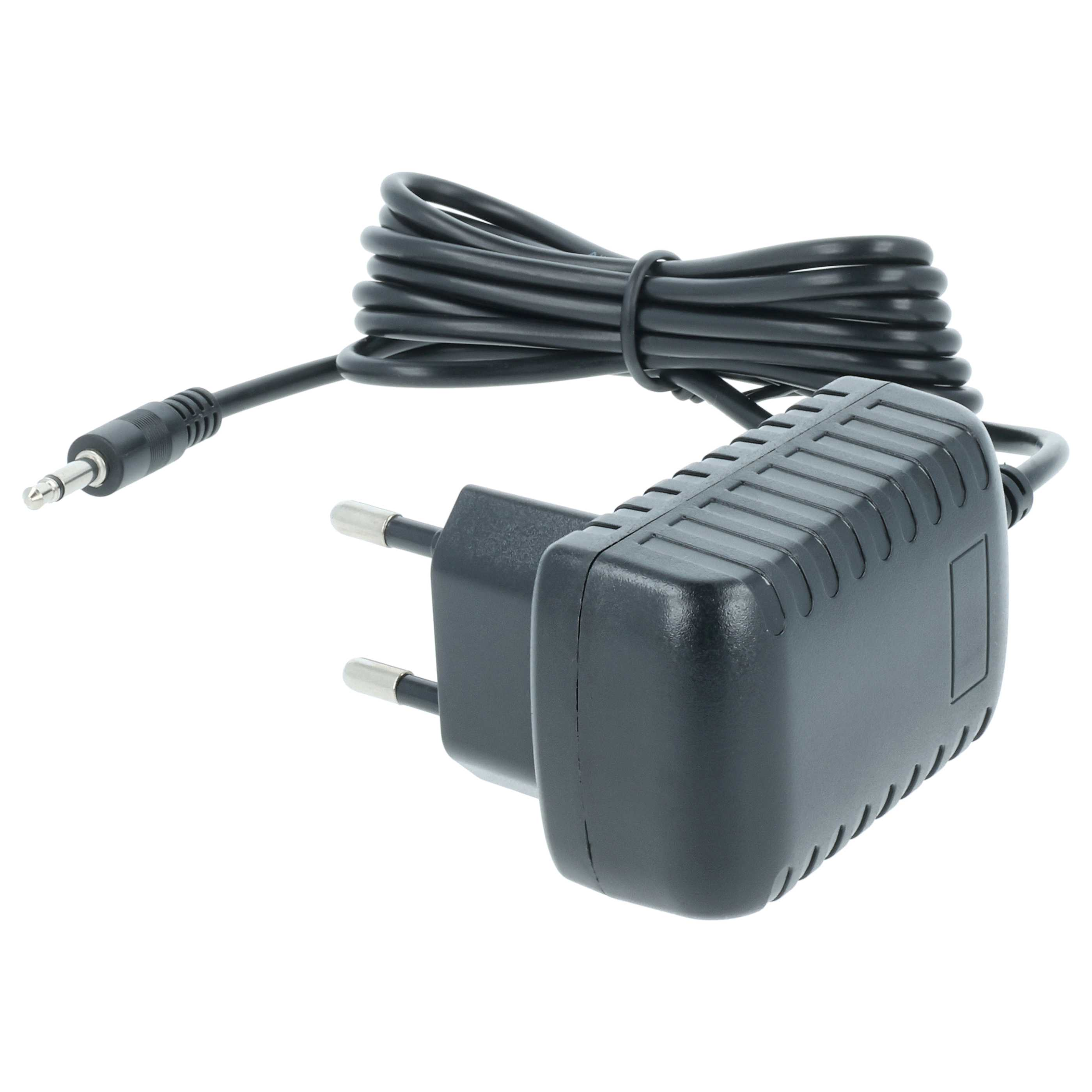 Schwarzes Netzteil mit Stecker und Audioanschluss. Das Kabel ist aufgerollt. Weißer Hintergrund.