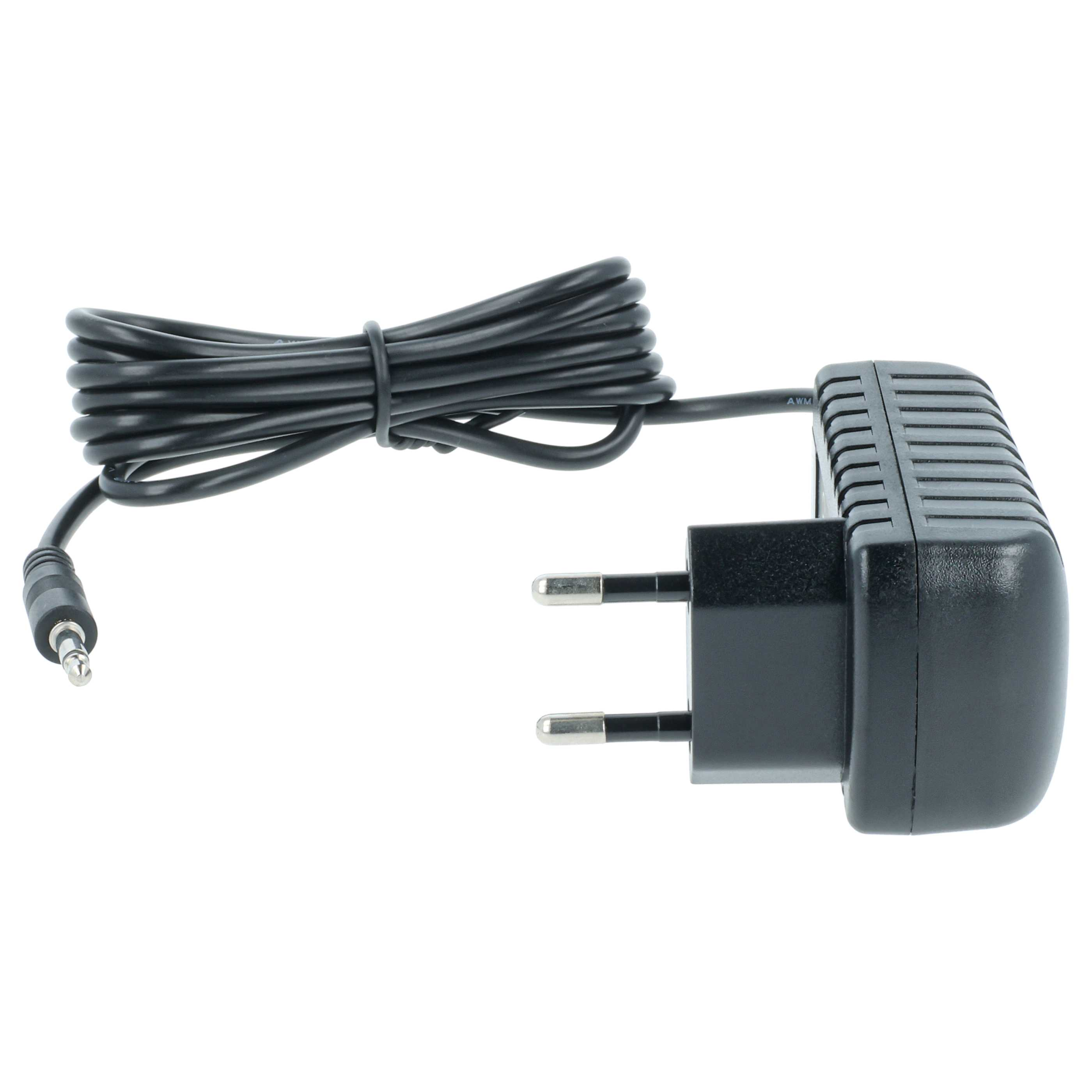 Schwarzes Netzteil mit Stecker und Kabel. Das Kabel ist aufgerollt. Klinkenstecker am Ende des Kabels. Weißer Hintergrund.