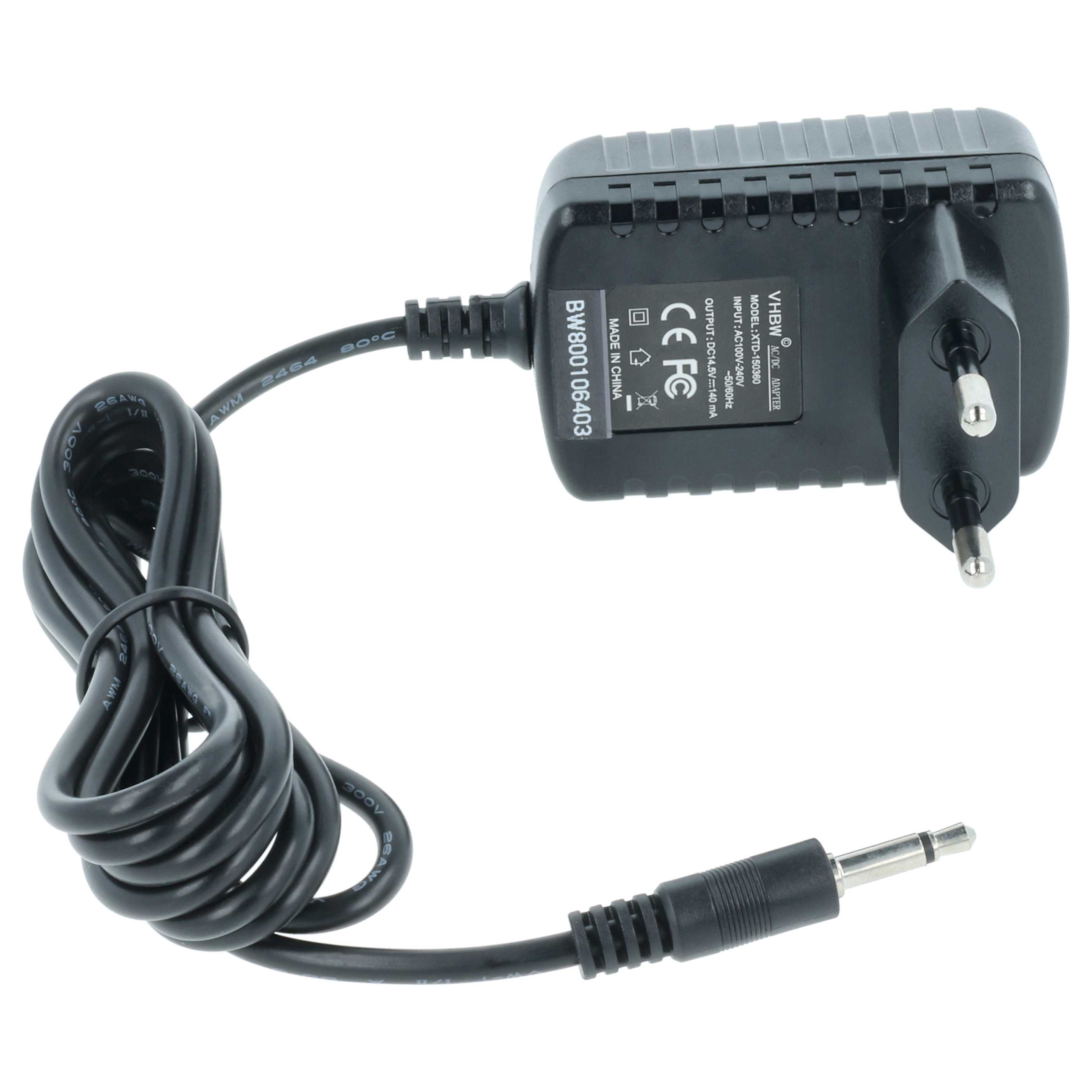 Ein schwarzes Netzteil mit Netzstecker und 3,5-mm-Klinke, schwarzem Kabel und Textaufklebern.