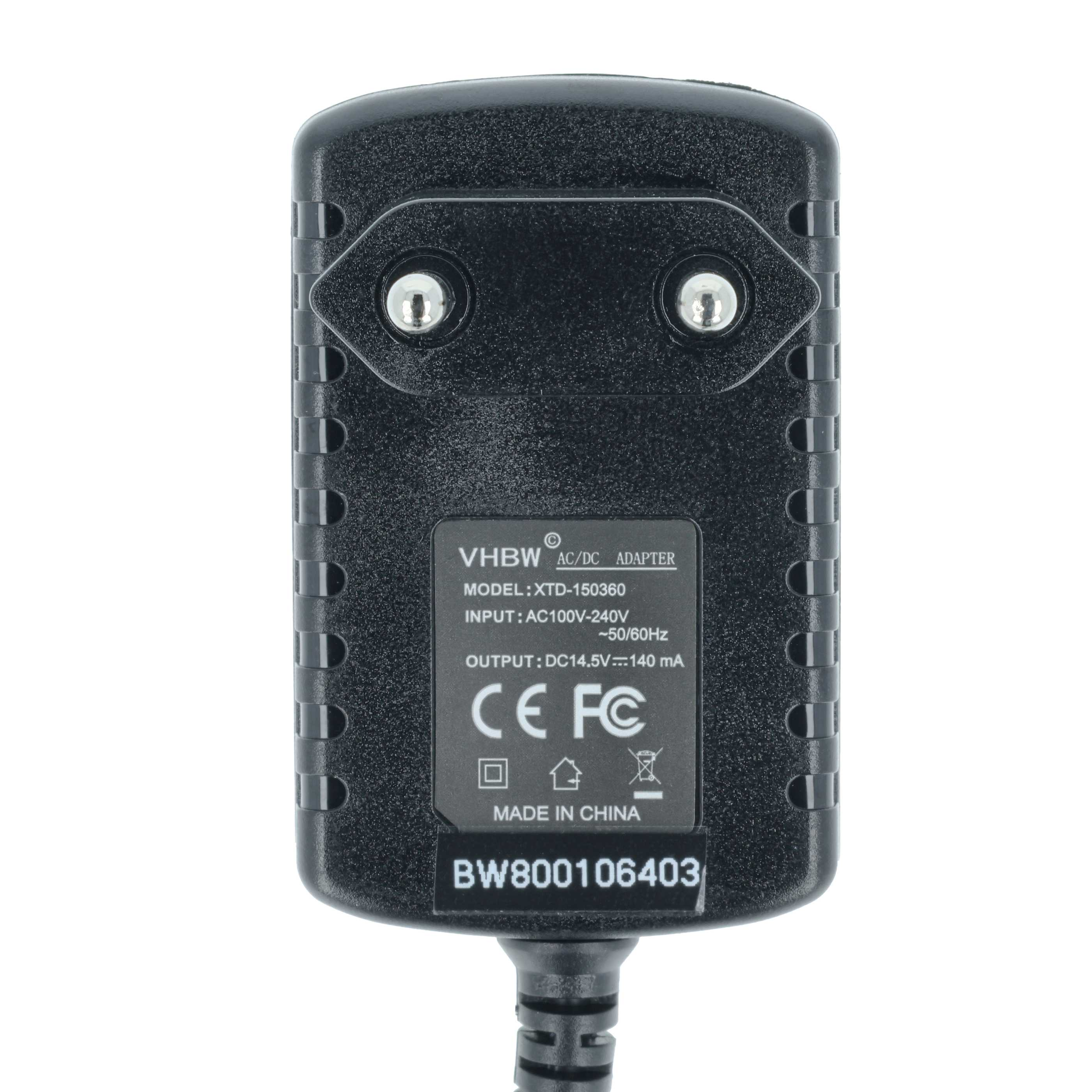 Ein schwarzes AC/DC-Netzteil mit Stecker, Textaufklebern und Netzkabel. Der Hintergrund ist weiß.