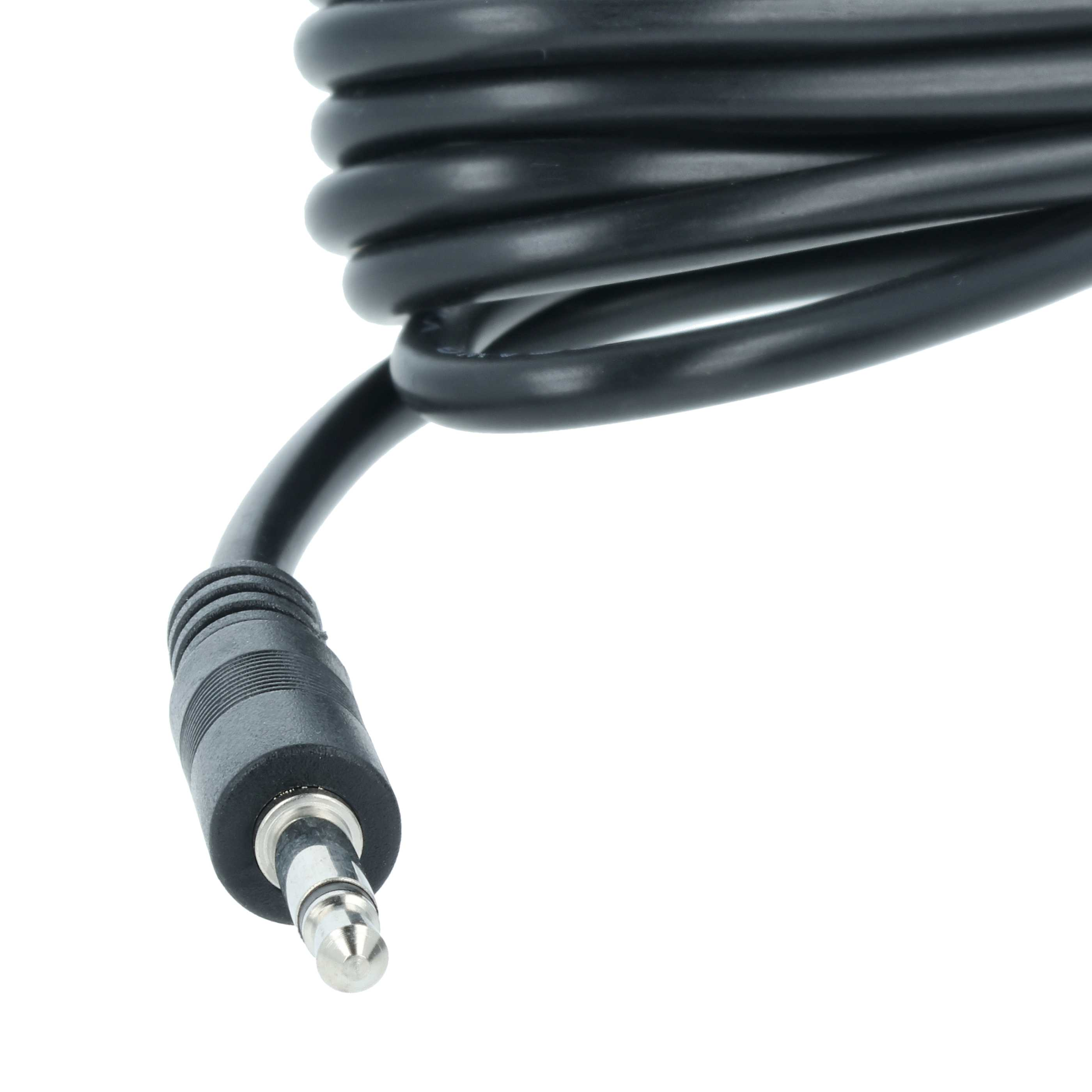 Ein schwarzer Audioanschluss ist mit einem schwarzen, aufgerollten Kabel verbunden, isoliert auf weißem Hintergrund. Die Spitze ist silber.