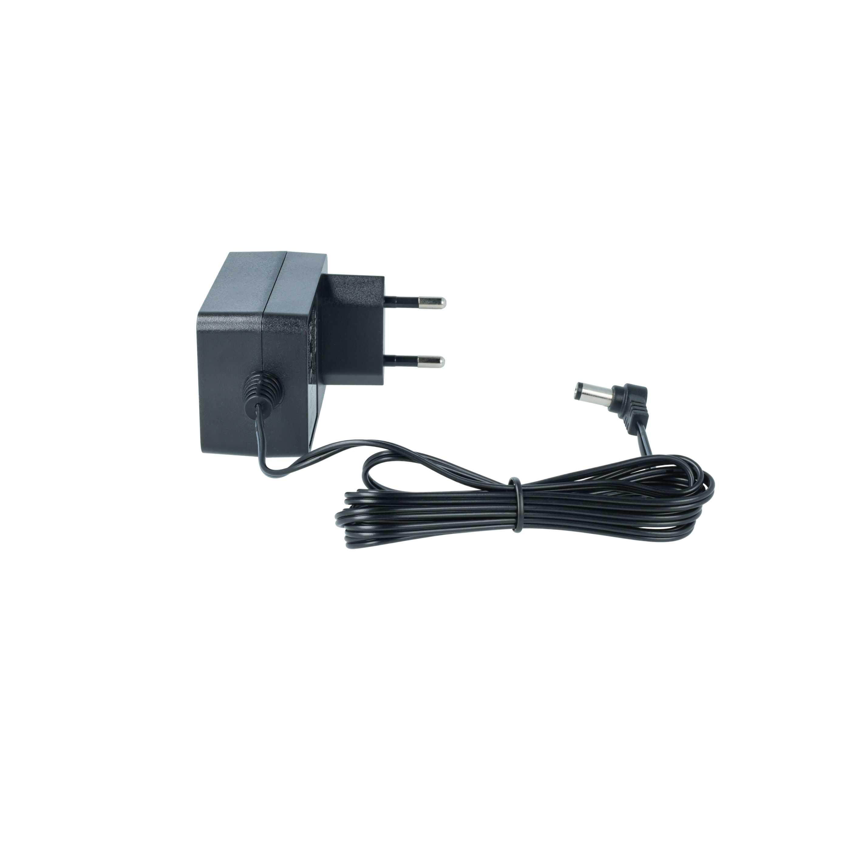 Schwarzes Netzteil mit Stecker und Kabel auf weißem Hintergrund. Es ist ein Elektrogerät.