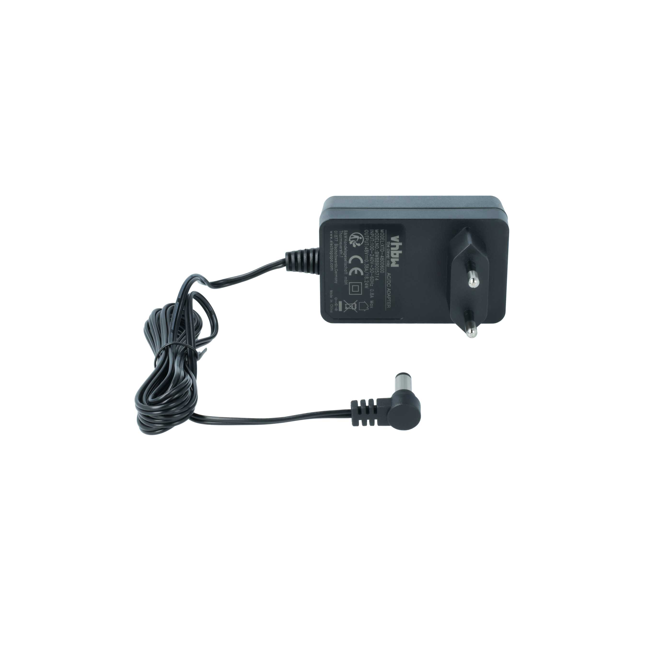 Schwarzes AC/DC-Netzteil mit Eurostecker und Kabel, auf weißem Hintergrund.