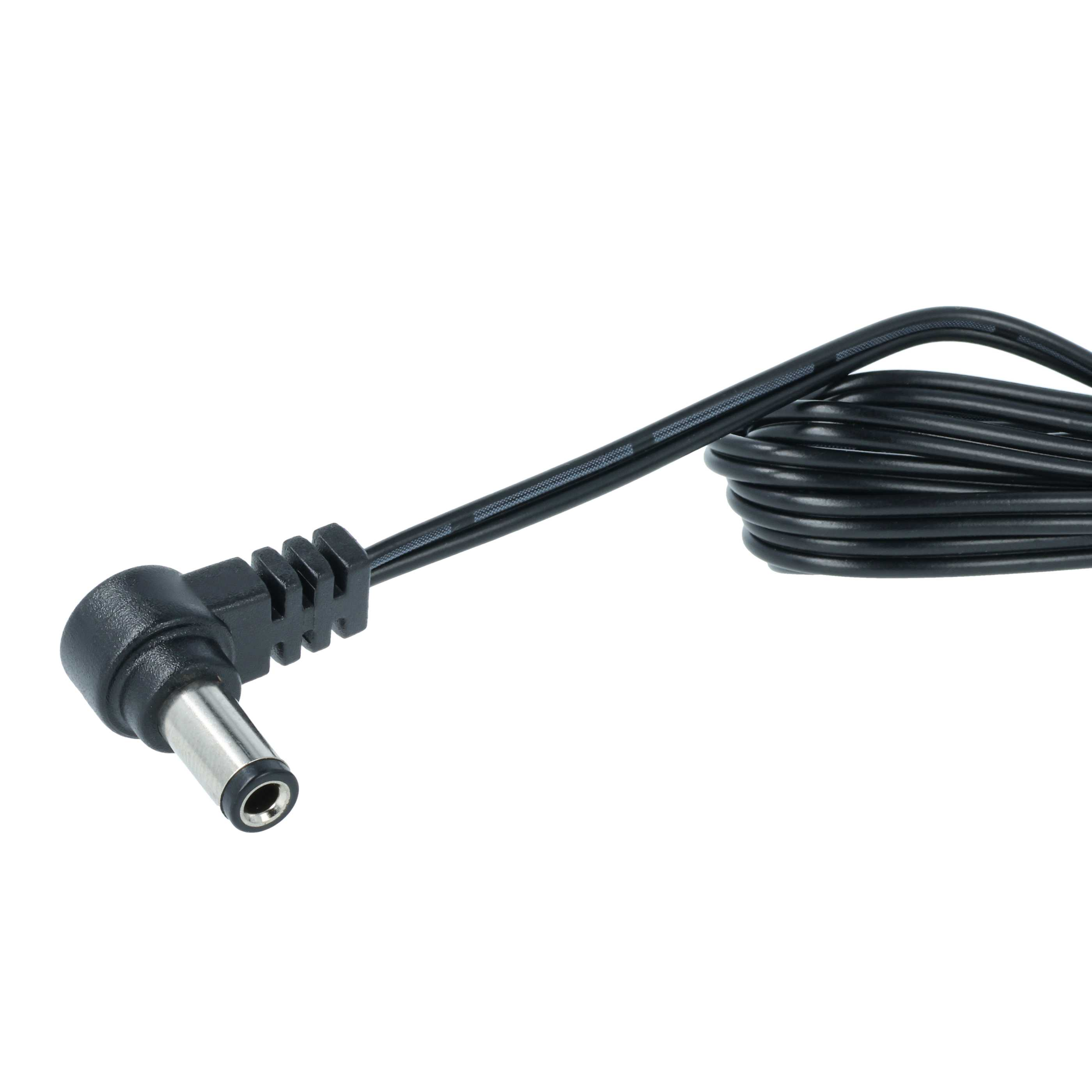 Ein schwarzes Netzteilkabel mit einem abgewinkelten Stecker und einer silbernen Spitze vor weißem Hintergrund.