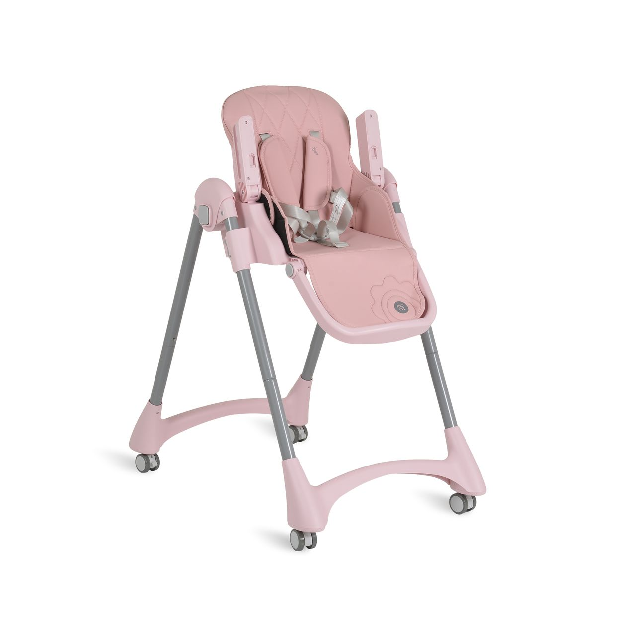 Ein rosa Babyhochstuhl mit grauem Gestell. Er hat einen Sicherheitsgurt und Räder. Er steht auf weißem Hintergrund.