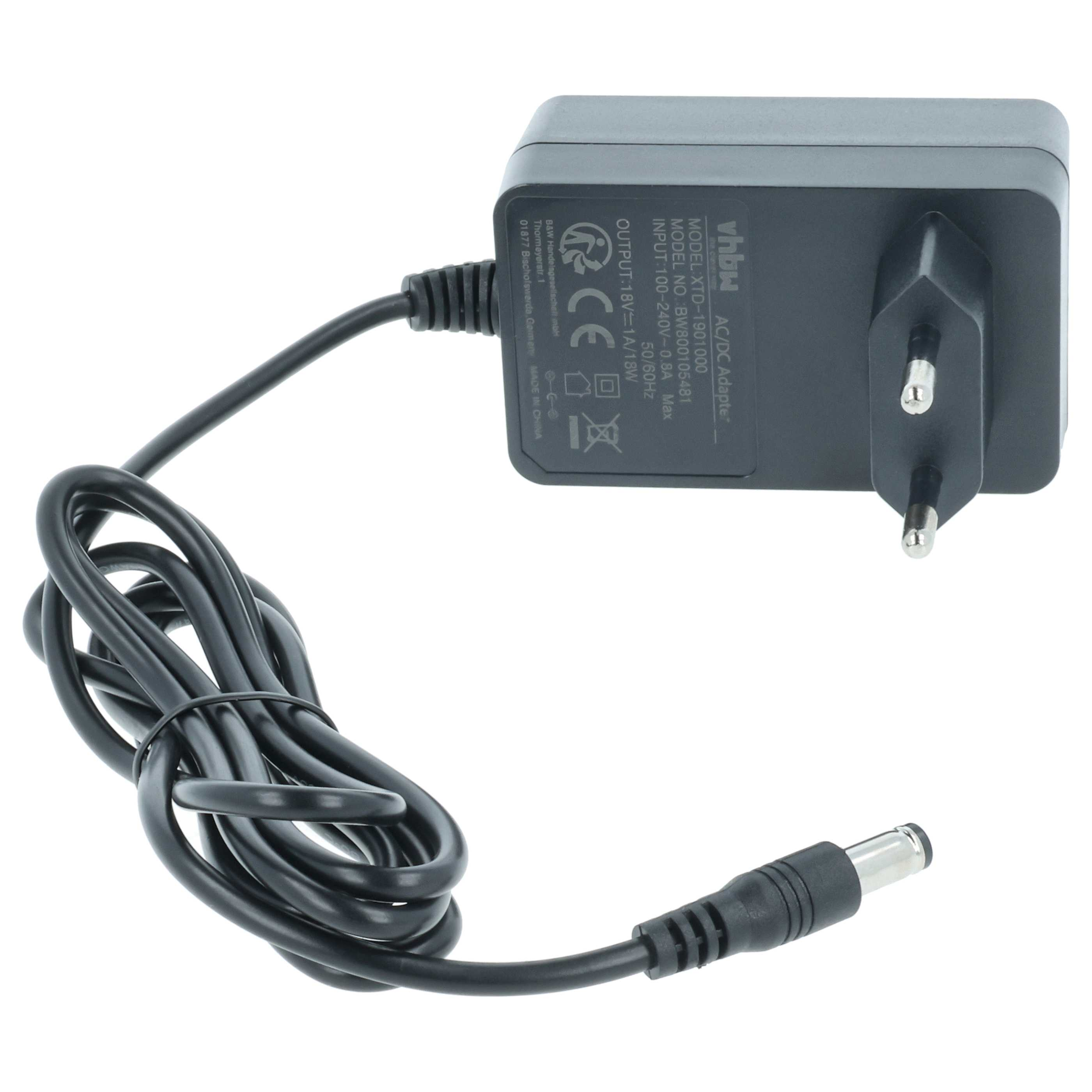 Ein schwarzer AC/DC-Adapter mit Stecker und schwarzem Kabel liegt auf weißem Untergrund.