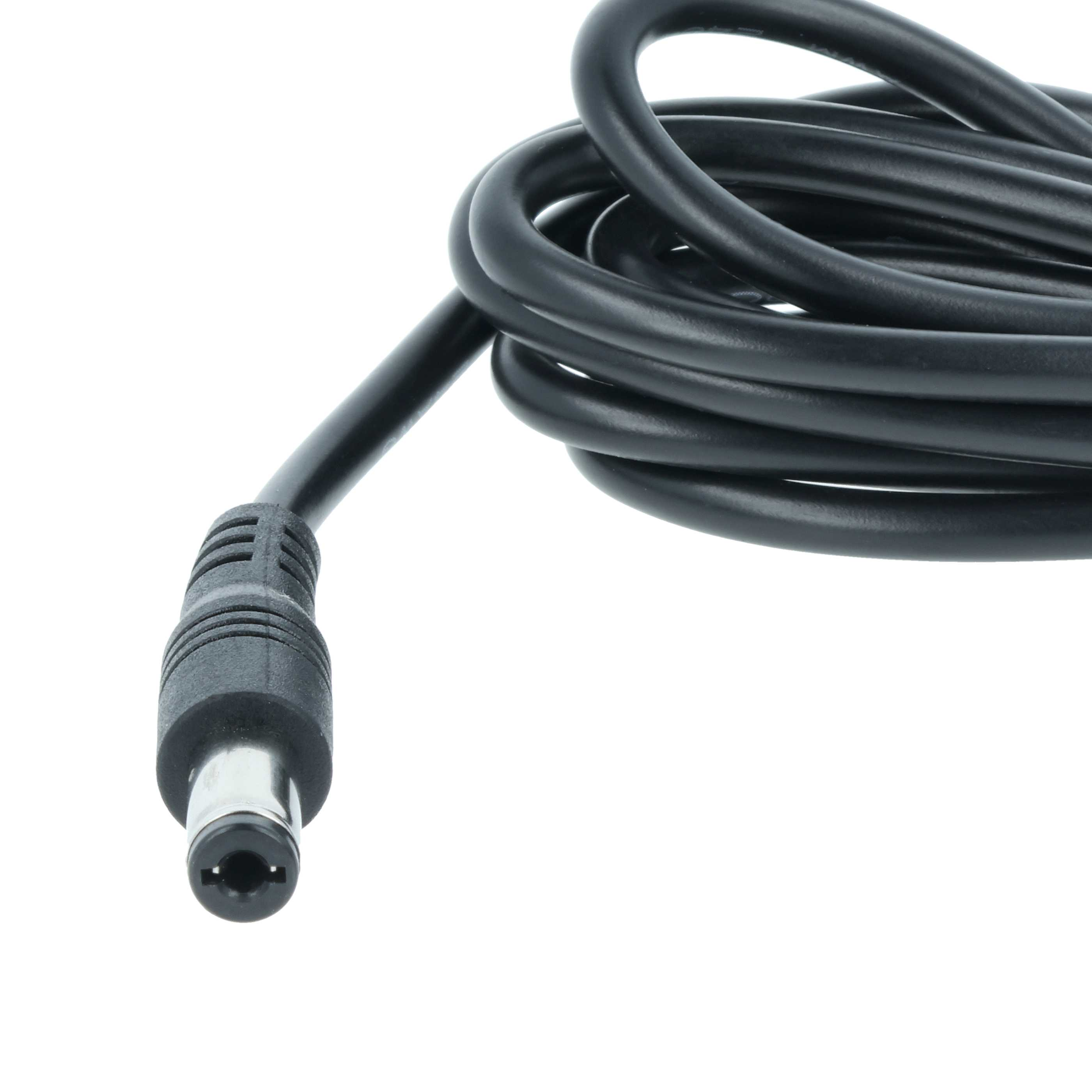 Ein schwarzes Netzkabel mit einem Gleichstromanschluss, auf weißem Hintergrund aufgerollt. Der Anschluss befindet sich am Kabelende.