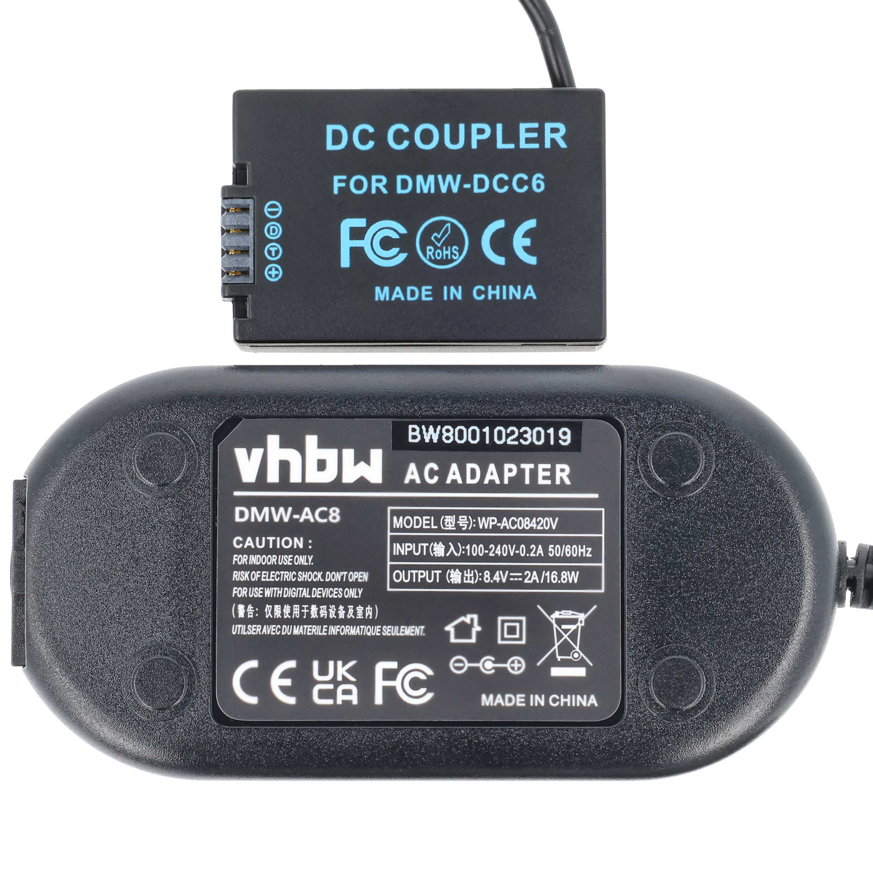 Zwei schwarze Adapter auf weißem Hintergrund. Einer lautet 'DC COUPLER'. Der andere sagt 'AC ADAPTER'.