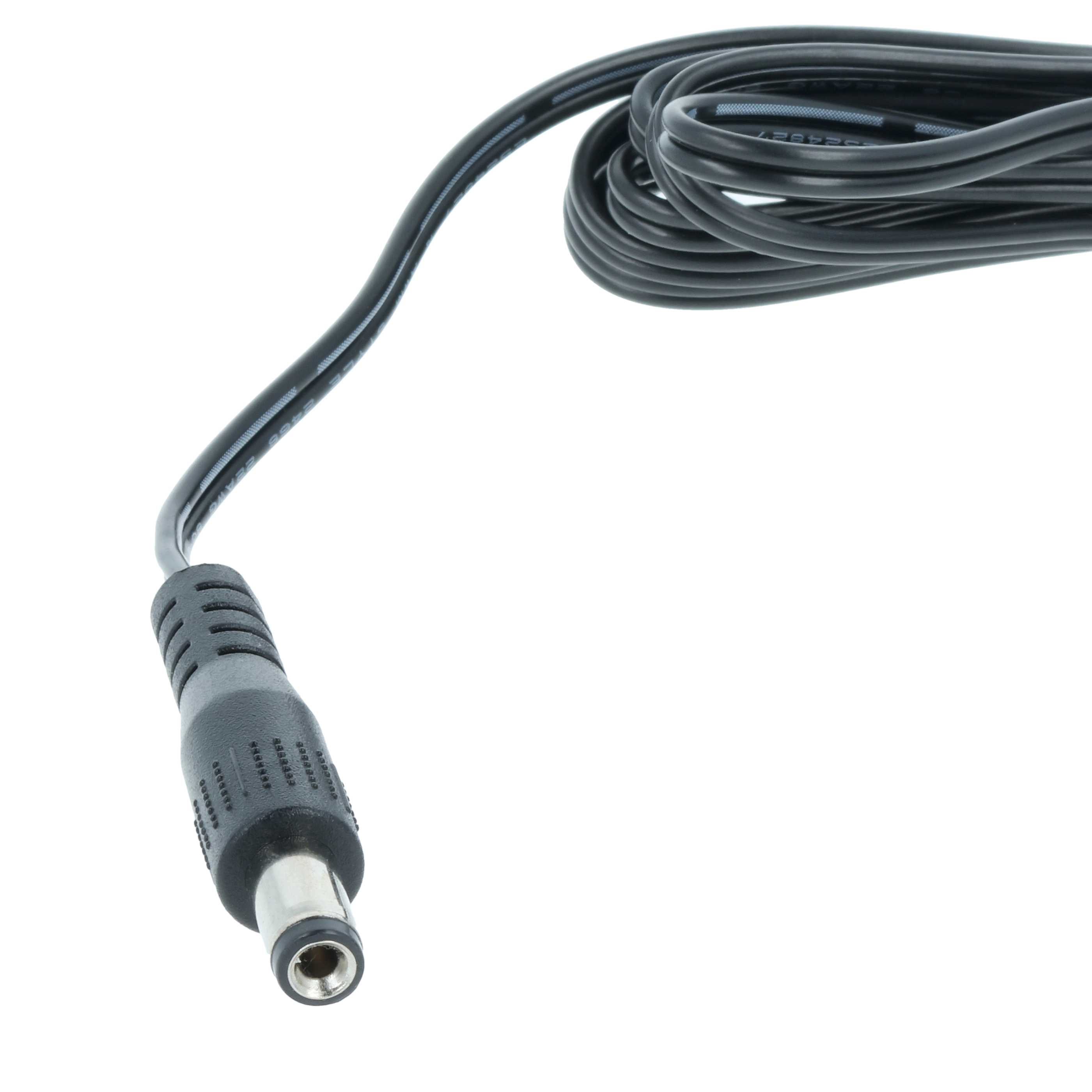 Ein schwarzes Netzkabel mit DC-Anschluss auf weißem Hintergrund. Das Kabel ist aufgerollt, der Stecker ist fokussiert.