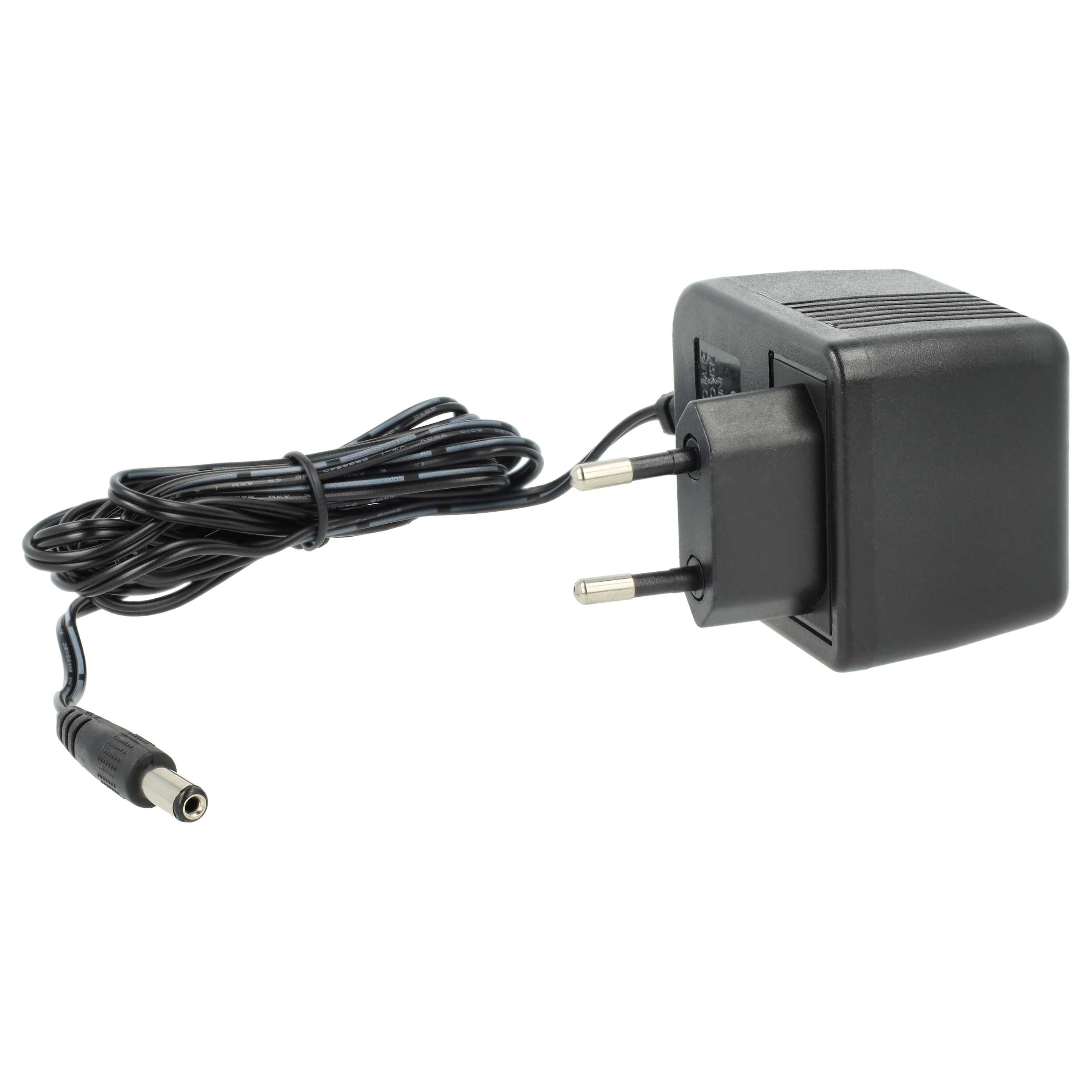 Ein schwarzes Netzteil mit Kabel und DC-Anschluss auf weißem Hintergrund.