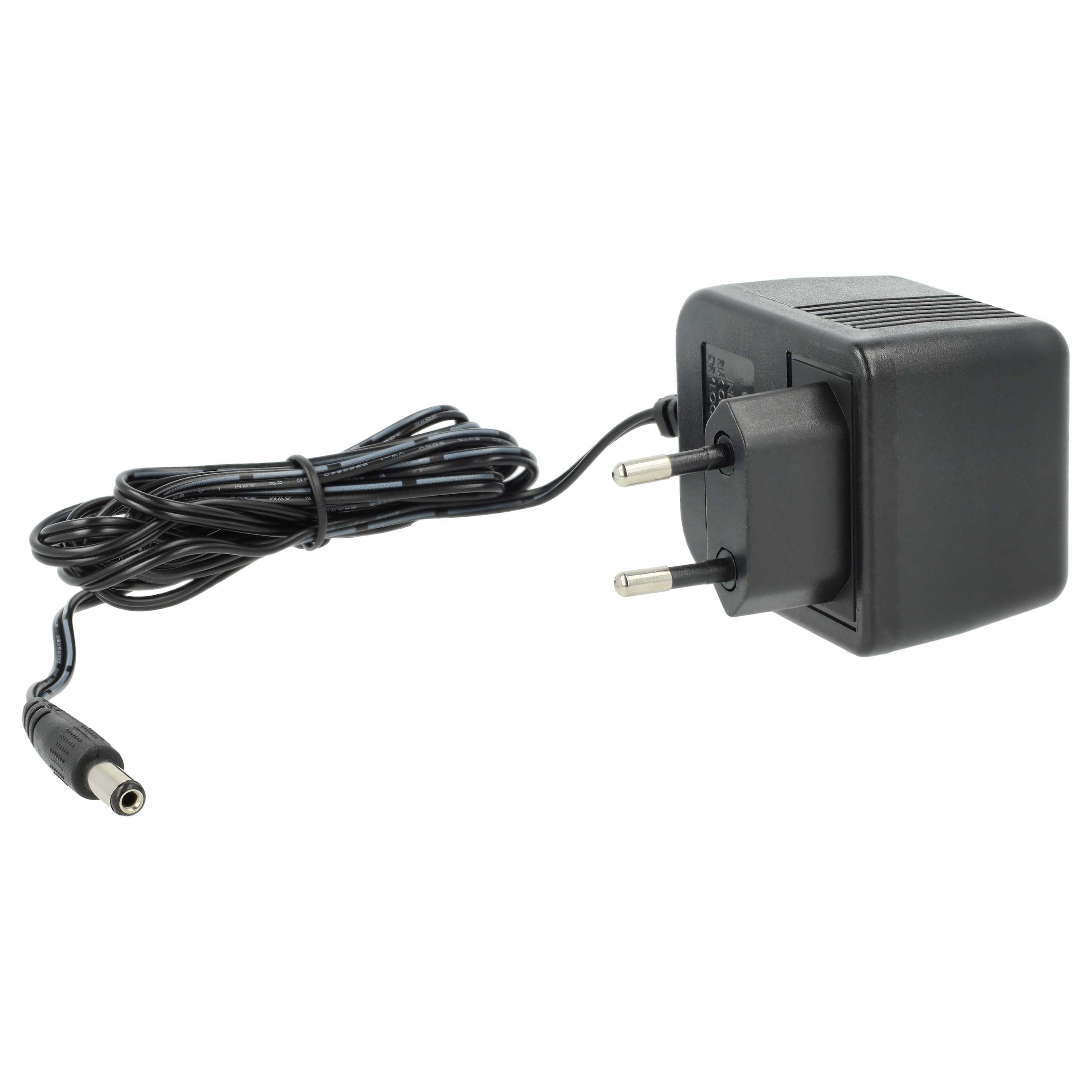 Ein schwarzes Netzteil mit Eurostecker und schwarzem Kabel mit DC-Stecker, isoliert auf Weiß.
