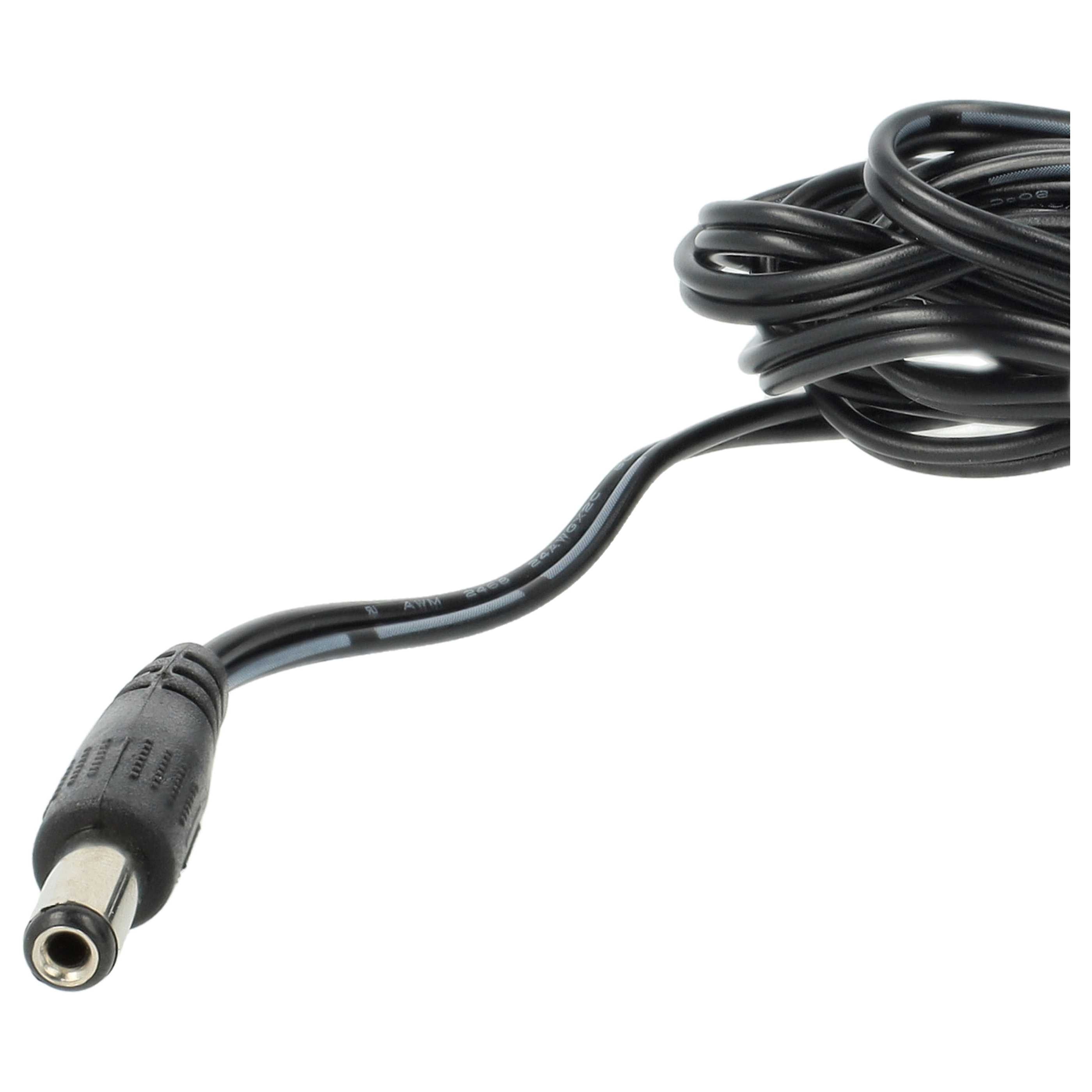 Ein schwarzes Stromkabel mit Gleichstromanschluss auf weißem Grund. Das Kabel ist aufgerollt und gebogen.